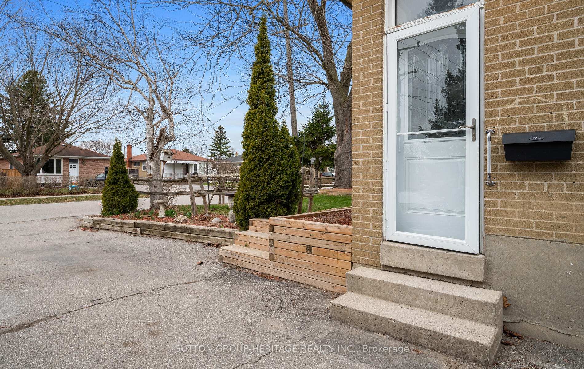 Photo 19 of 1009 Centre Street N, Whitby, Williamsburg — HOMEH