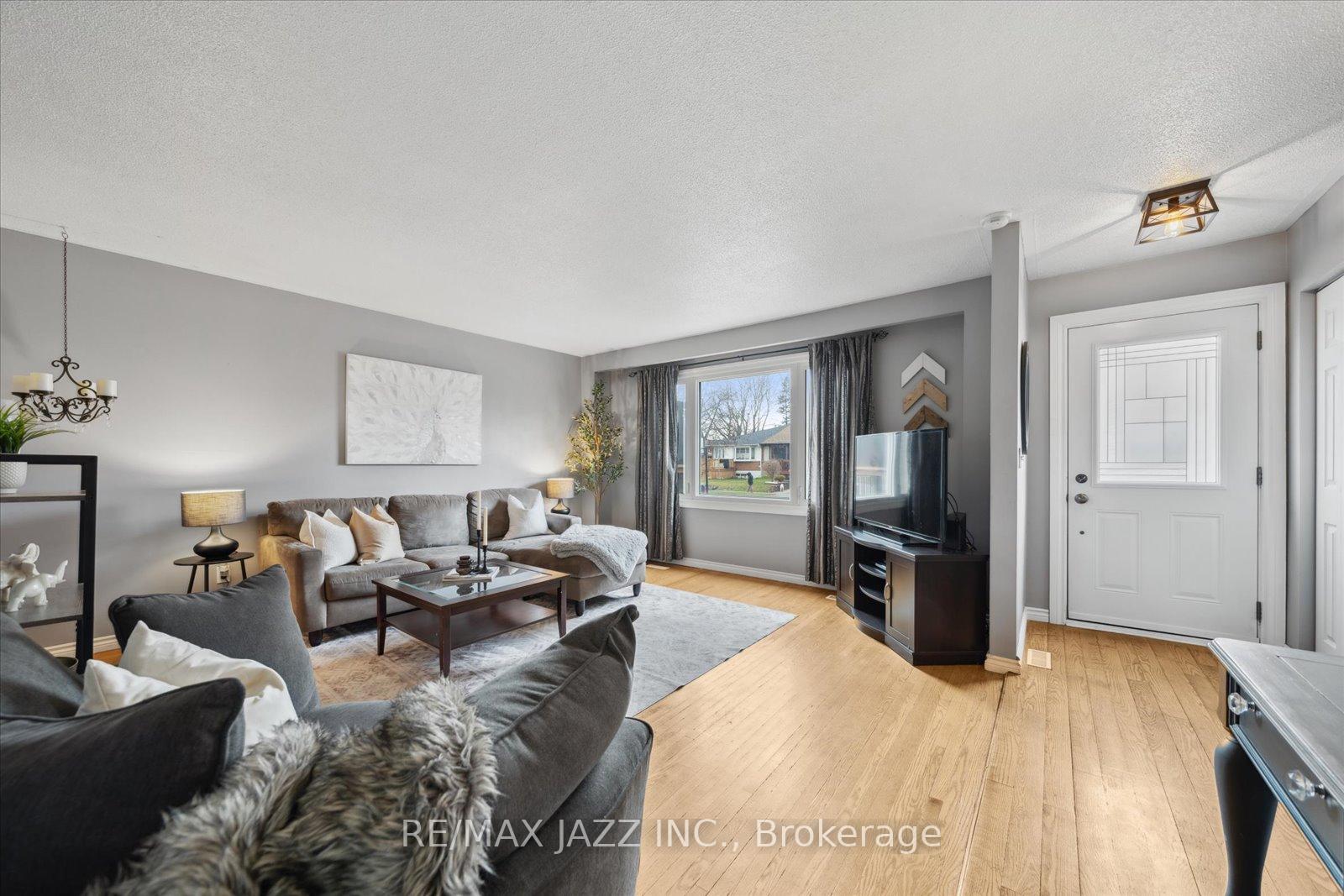 Photo 4 of 645 Radisson Avenue, Oshawa, Vanier — HOMEH