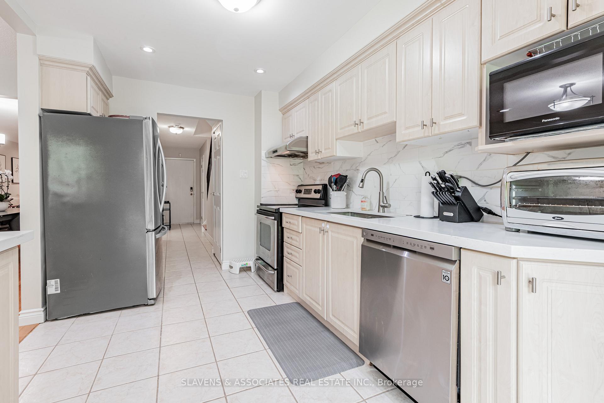 Photo 16 of 66 Mabley Crescent, Vaughan, Lakeview Estates — HOMEH