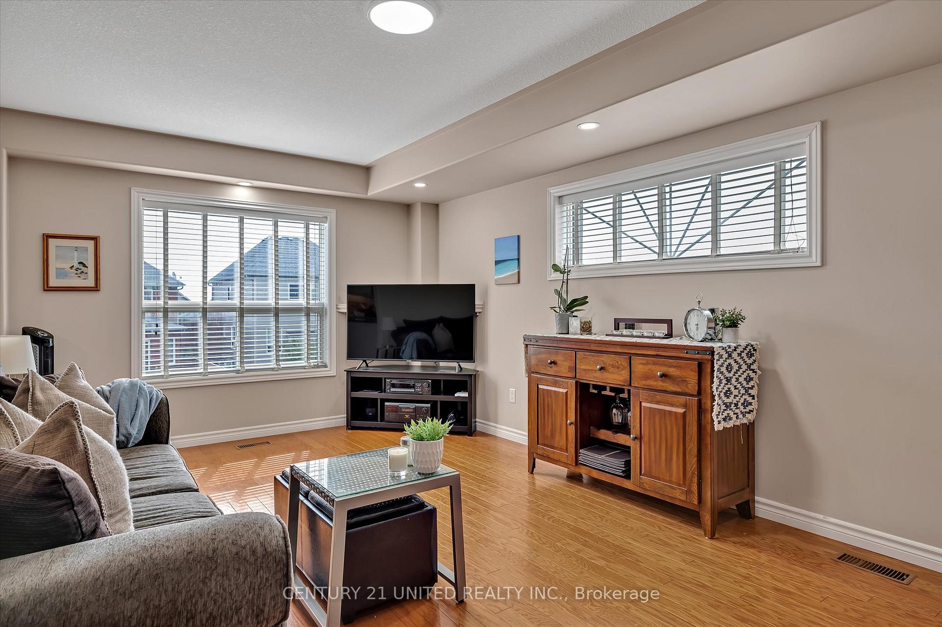 Photo 16 of 213 Farrier Crescent, Peterborough, Northcrest Ward 5 — HOMEH