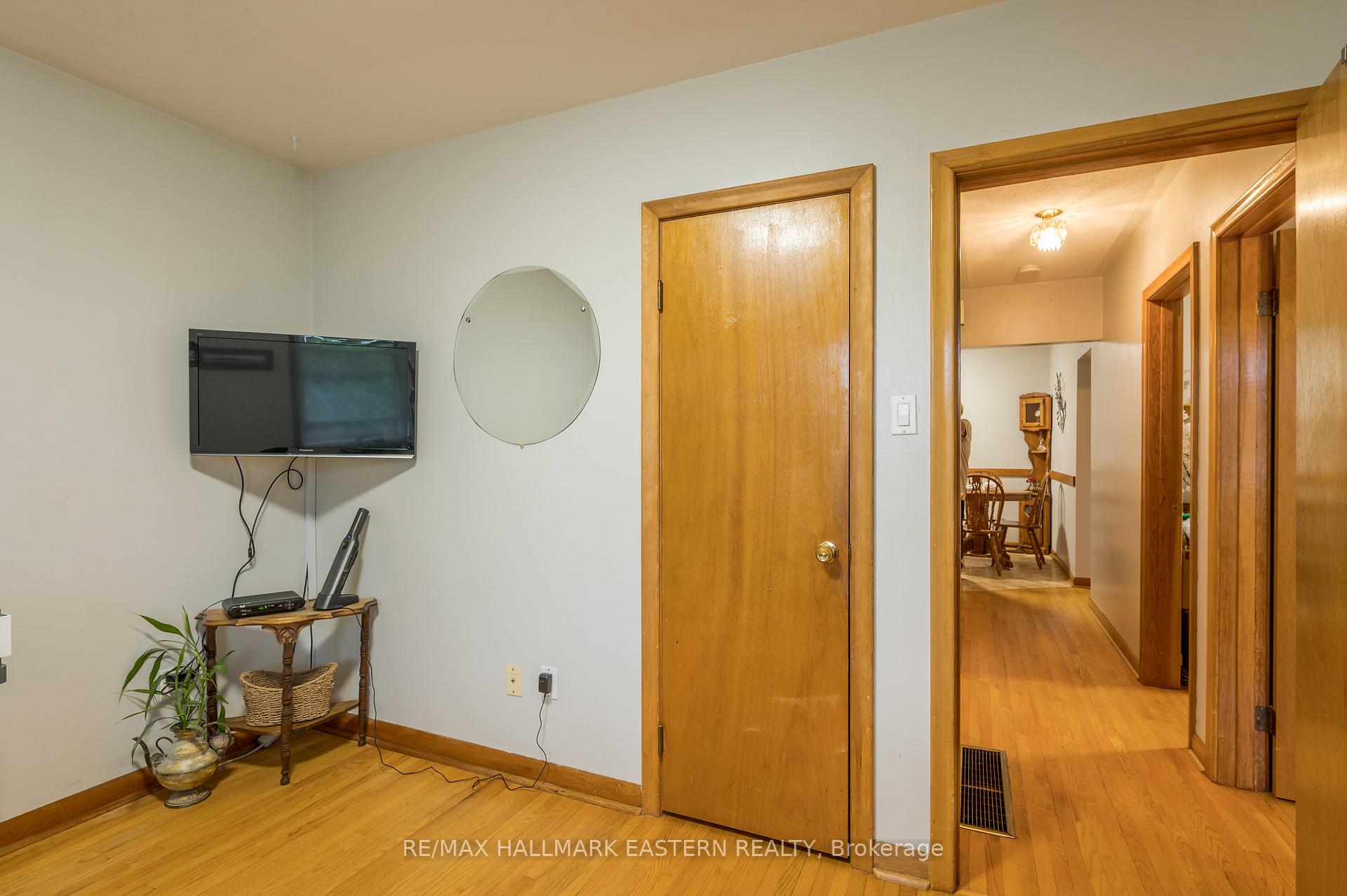 Photo 3 of 385 Bellevue Street, Peterborough, Northcrest Ward 5 — HOMEH