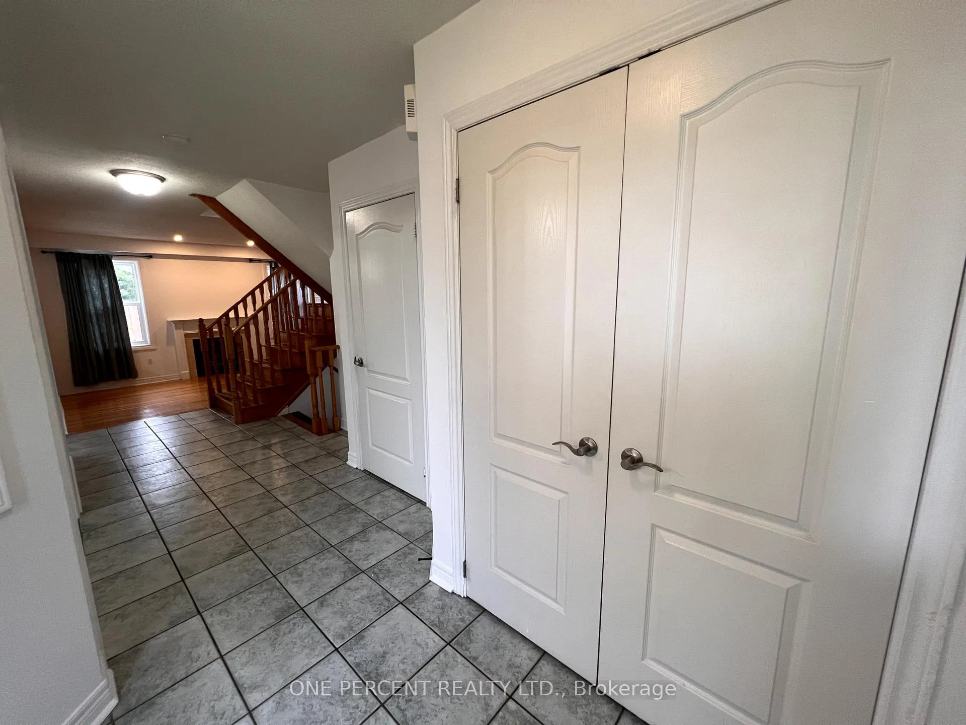 Photo 3 of 10 Royal Park Boulevard, Barrie, Bayshore — HOMEH