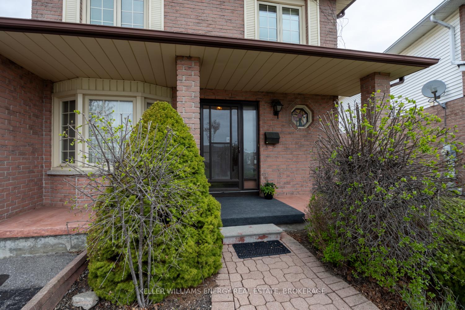 Photo 3 of 1037 Roundelay Court, Oshawa, McLaughlin — HOMEH