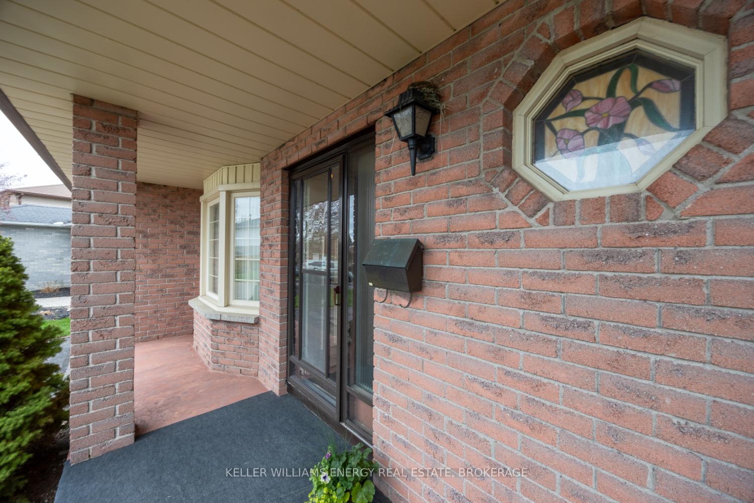 Photo 4 of 1037 Roundelay Court, Oshawa, McLaughlin — HOMEH