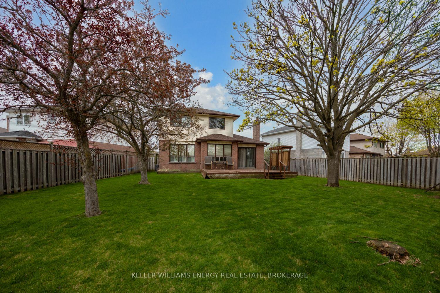Photo 5 of 1037 Roundelay Court, Oshawa, McLaughlin — HOMEH