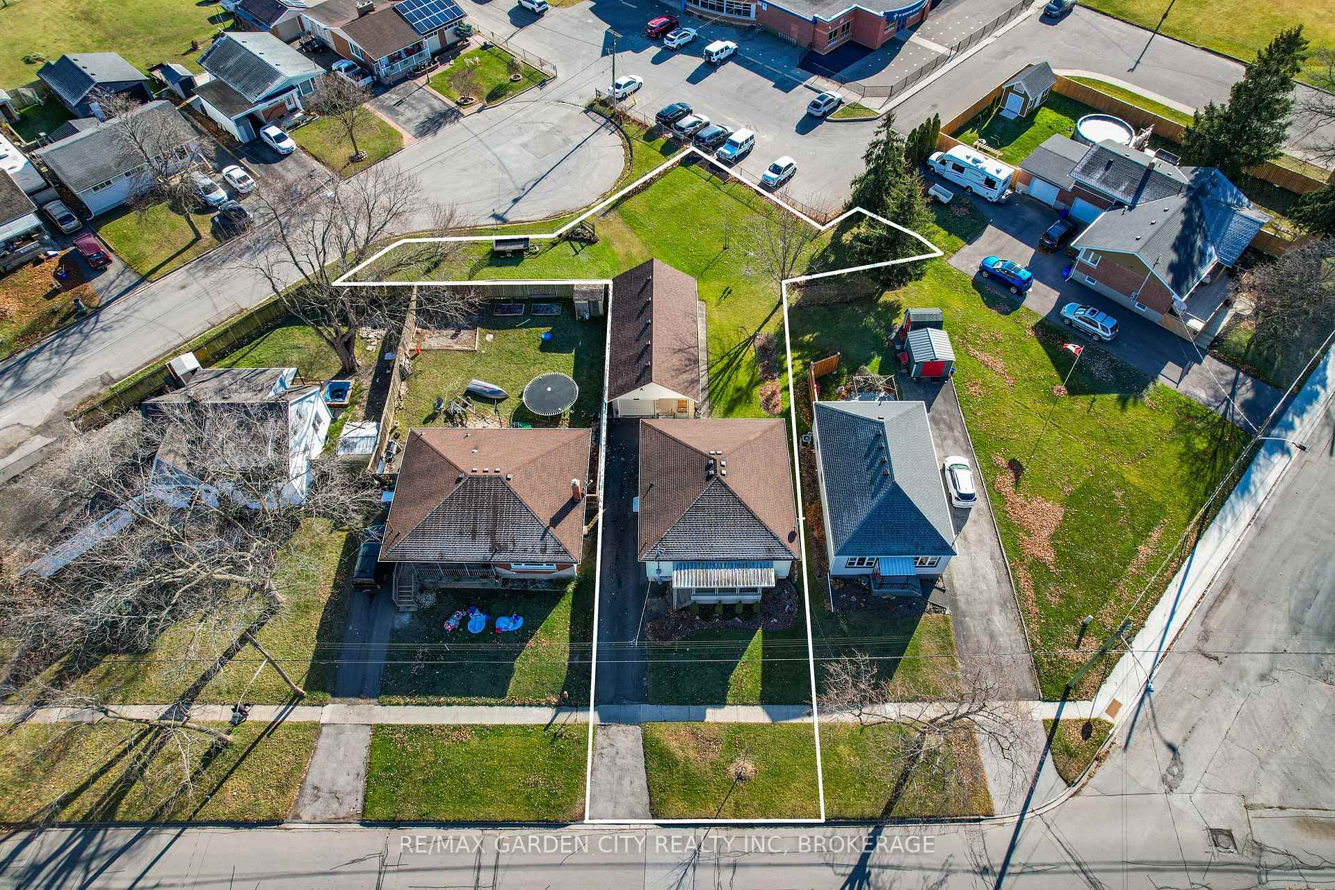 Photo 4 of 157 St George Street, Welland, Broadway — HOMEH