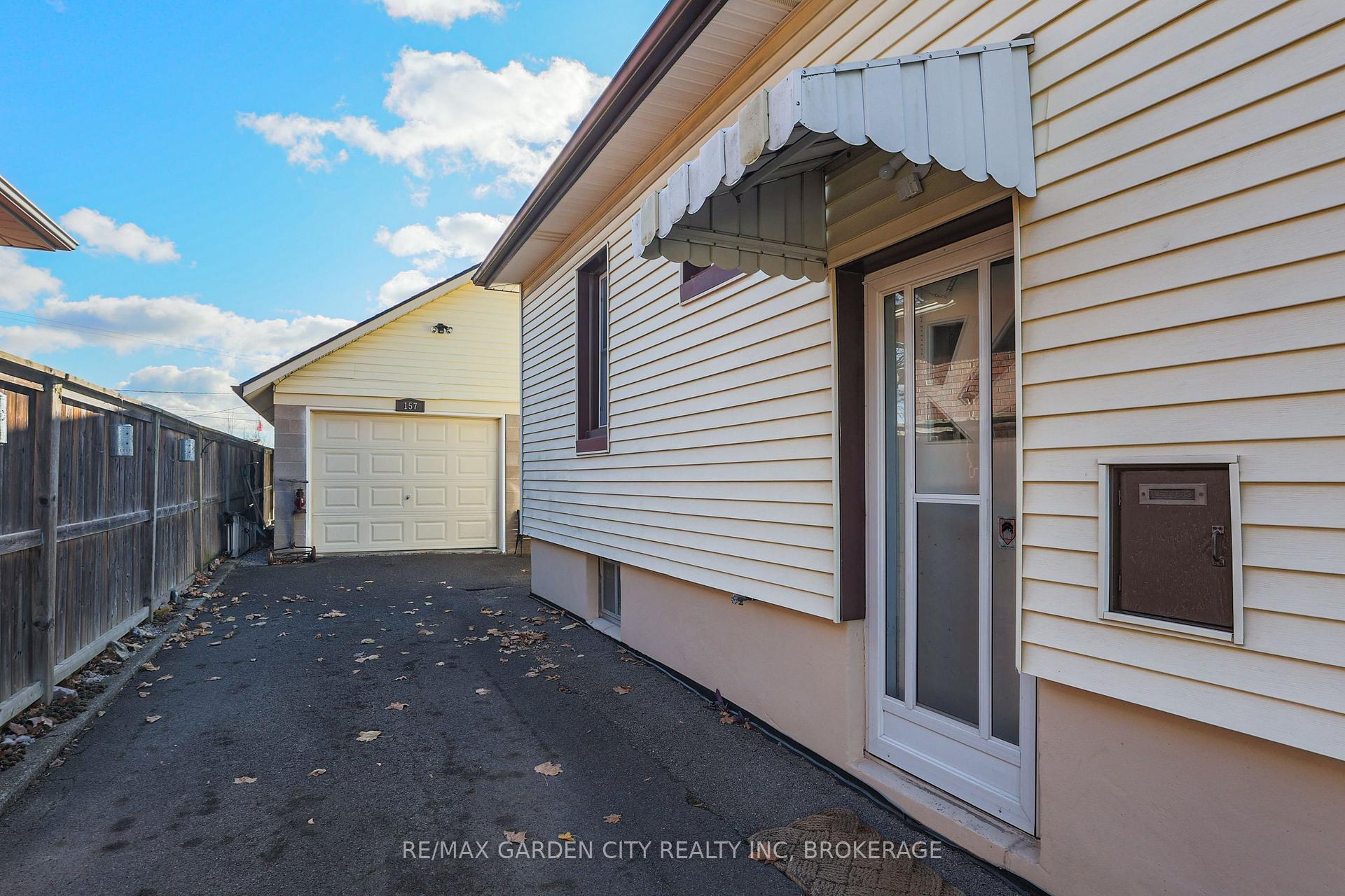 Photo 5 of 157 St George Street, Welland, Broadway — HOMEH