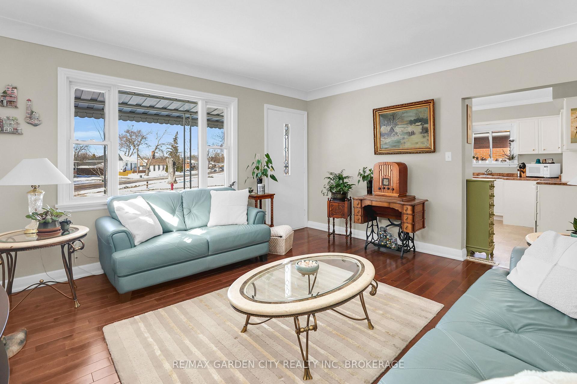 Photo 8 of 157 St George Street, Welland, Broadway — HOMEH