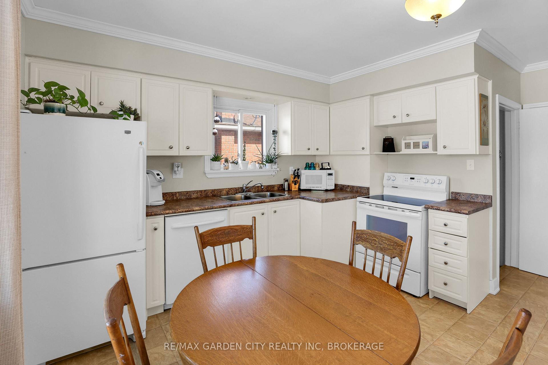 Photo 12 of 157 St George Street, Welland, Broadway — HOMEH