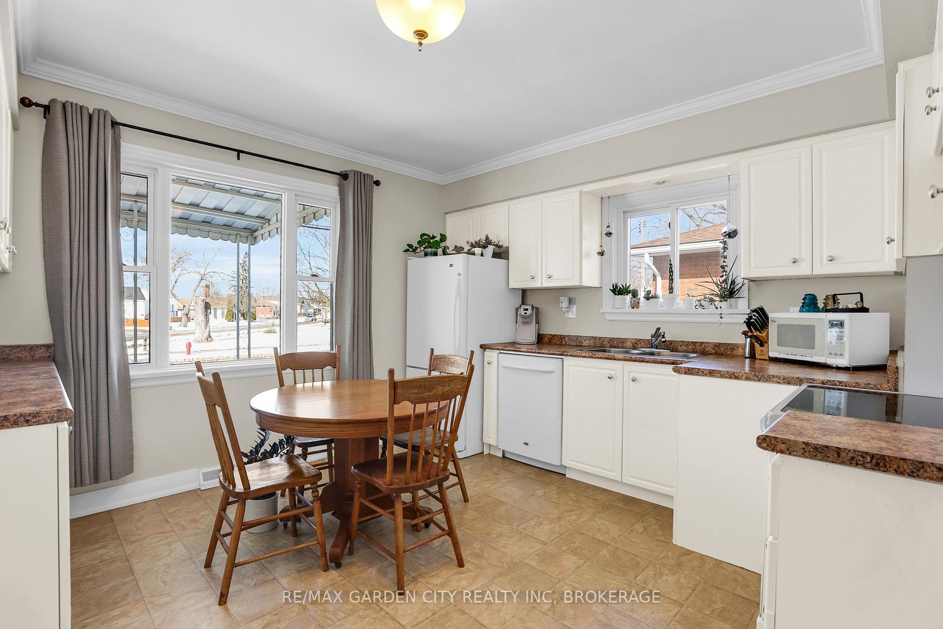 Photo 13 of 157 St George Street, Welland, Broadway — HOMEH