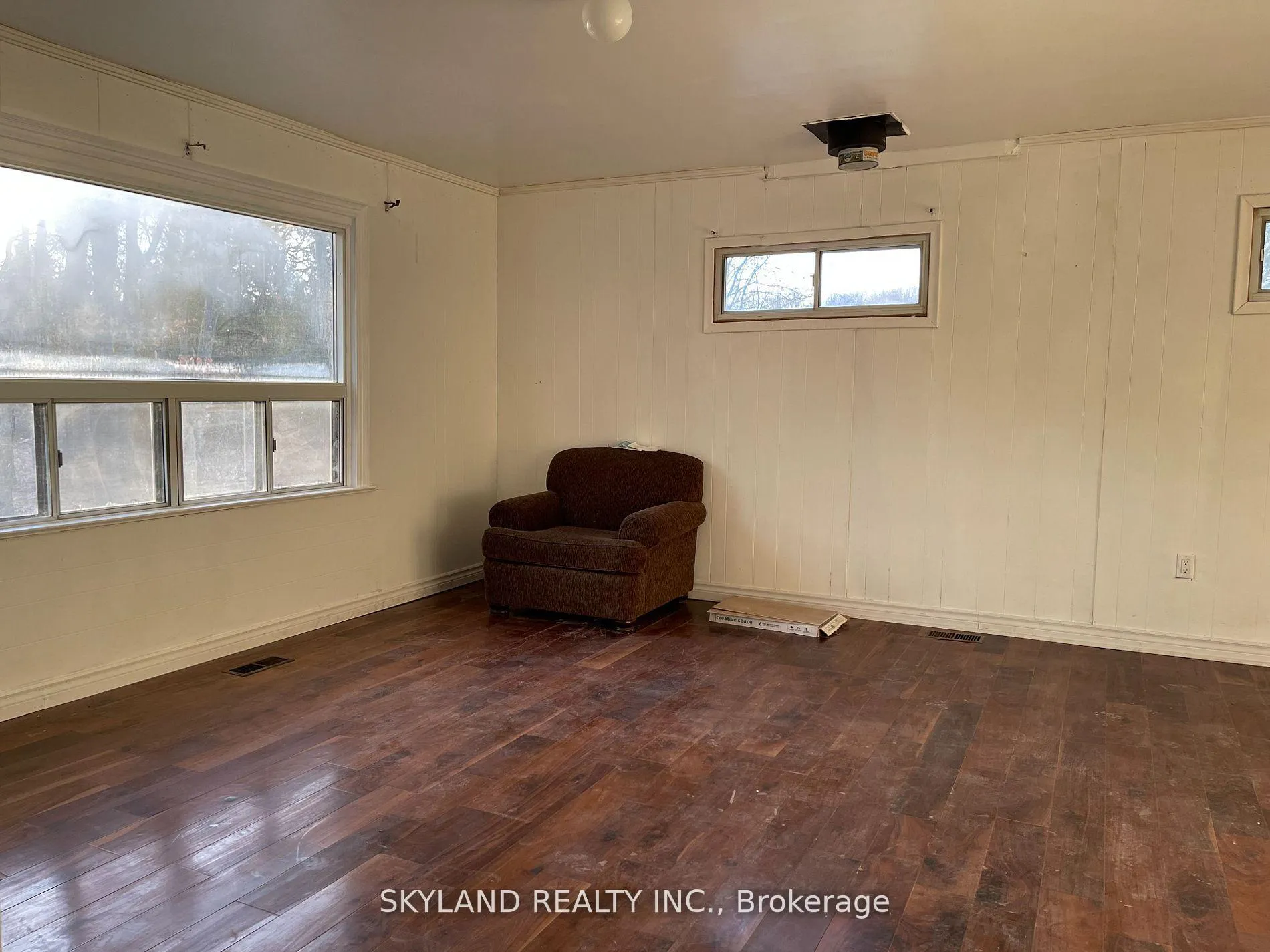 Photo 4 of Unit Unit A, 14170 Yonge Street, Aurora, Aurora Estates — HOMEH