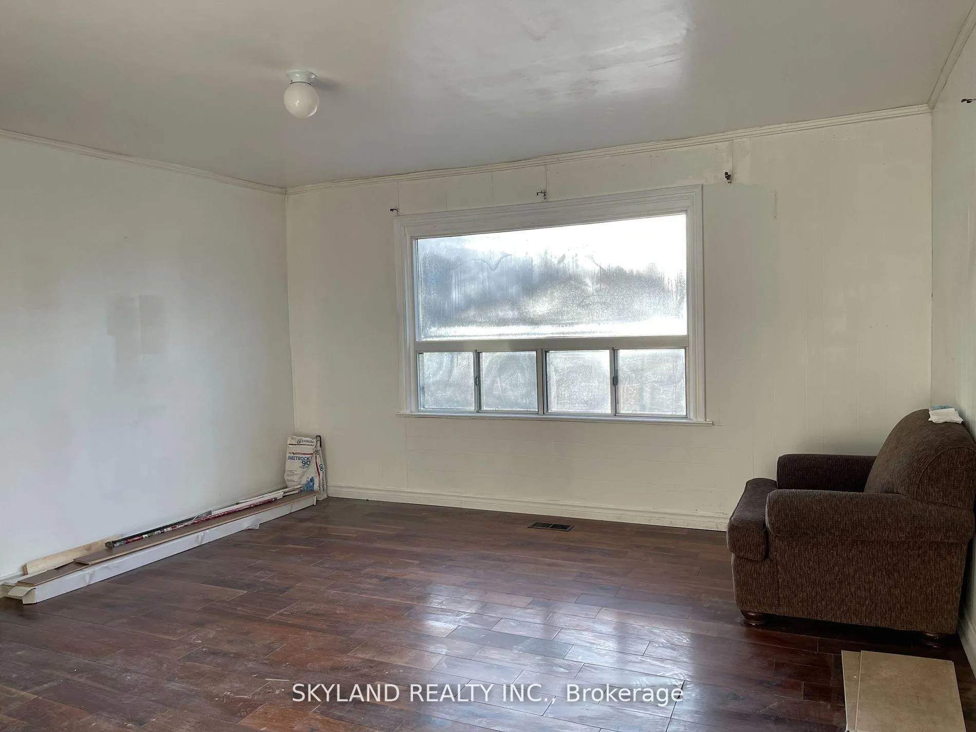Photo 5 of Unit Unit A, 14170 Yonge Street, Aurora, Aurora Estates — HOMEH