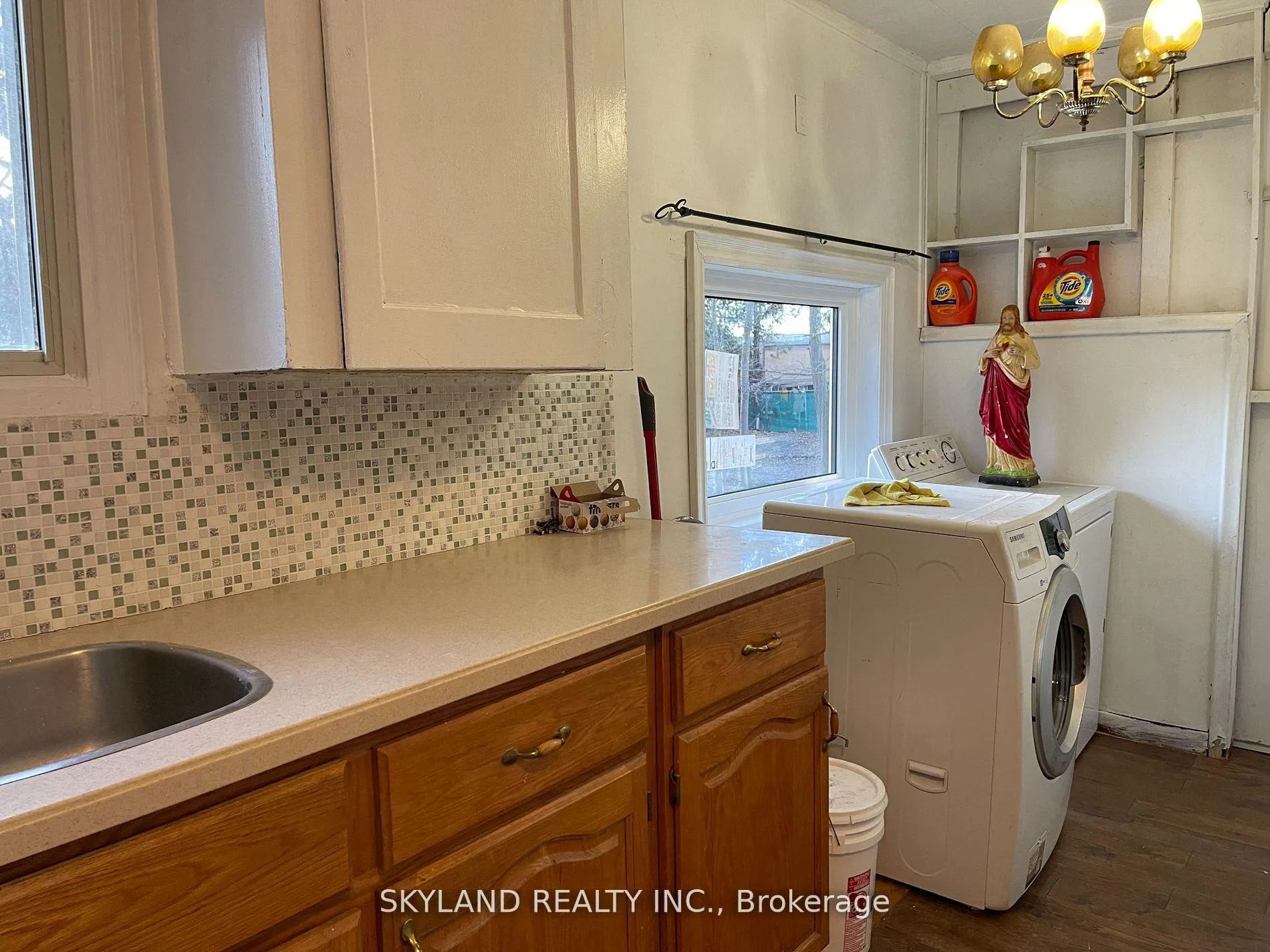 Photo 6 of Unit Unit A, 14170 Yonge Street, Aurora, Aurora Estates — HOMEH