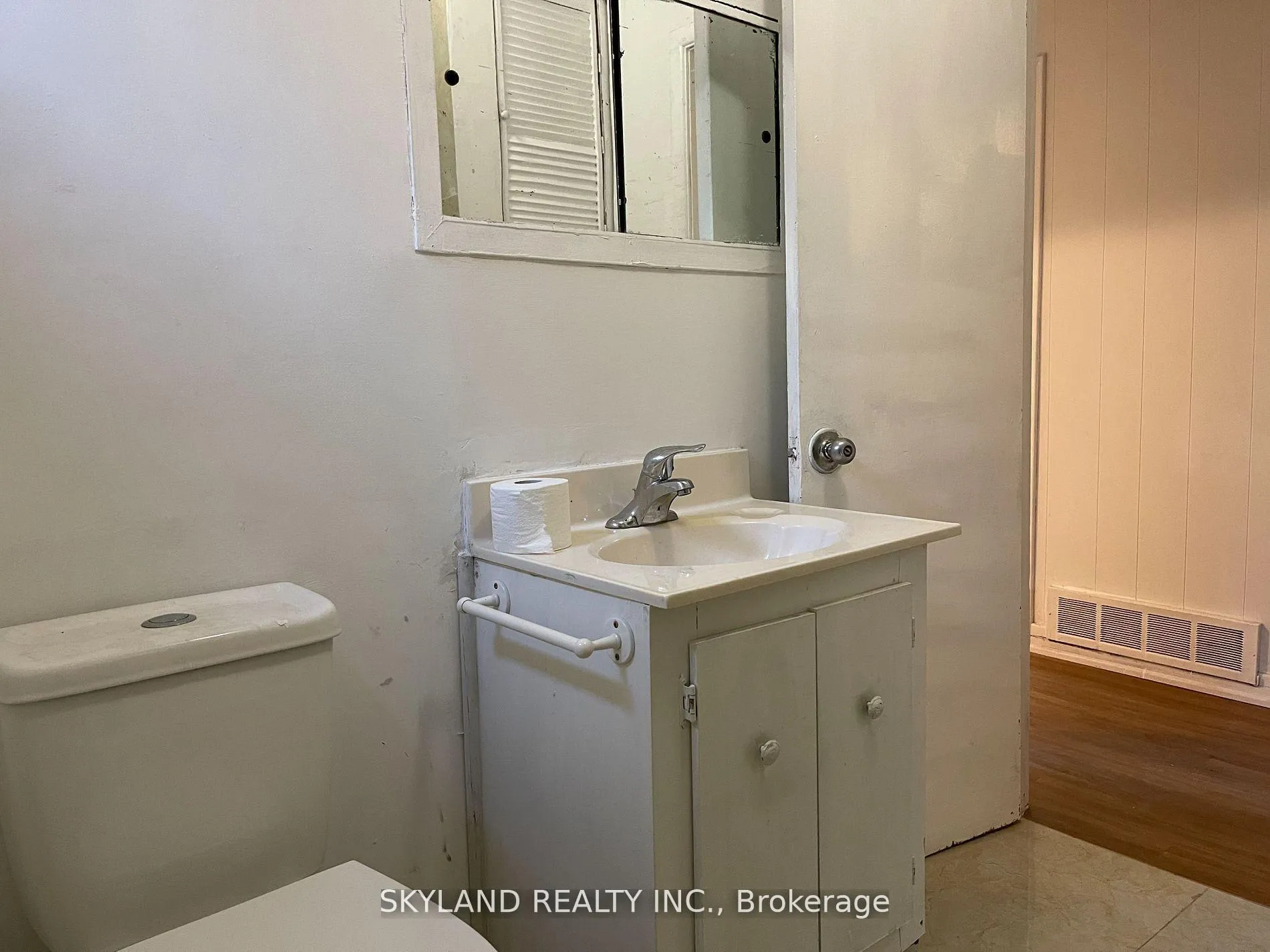 Photo 7 of Unit Unit A, 14170 Yonge Street, Aurora, Aurora Estates — HOMEH