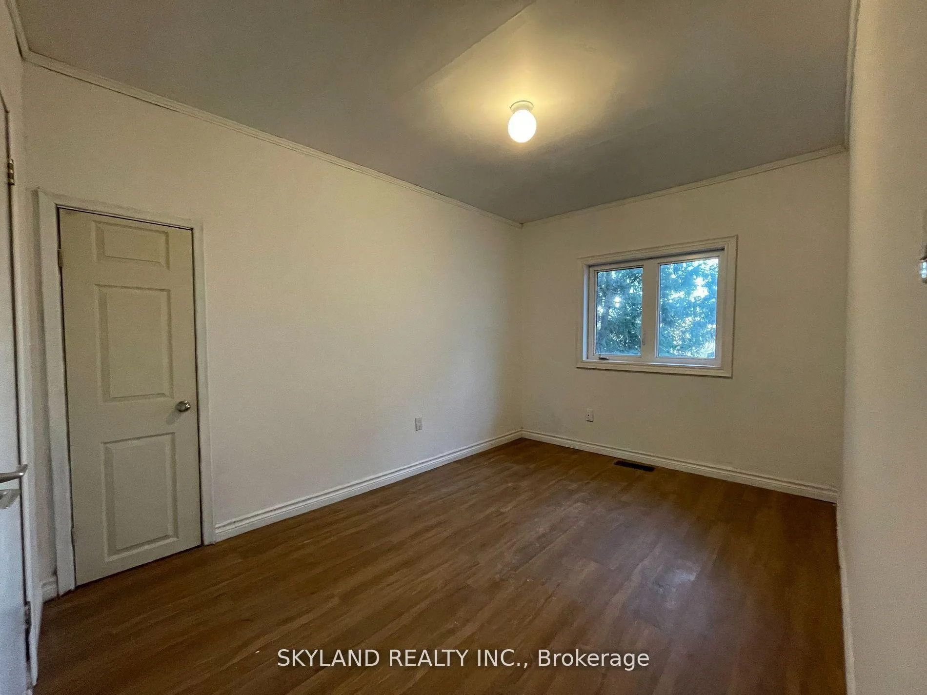 Photo 8 of Unit Unit A, 14170 Yonge Street, Aurora, Aurora Estates — HOMEH