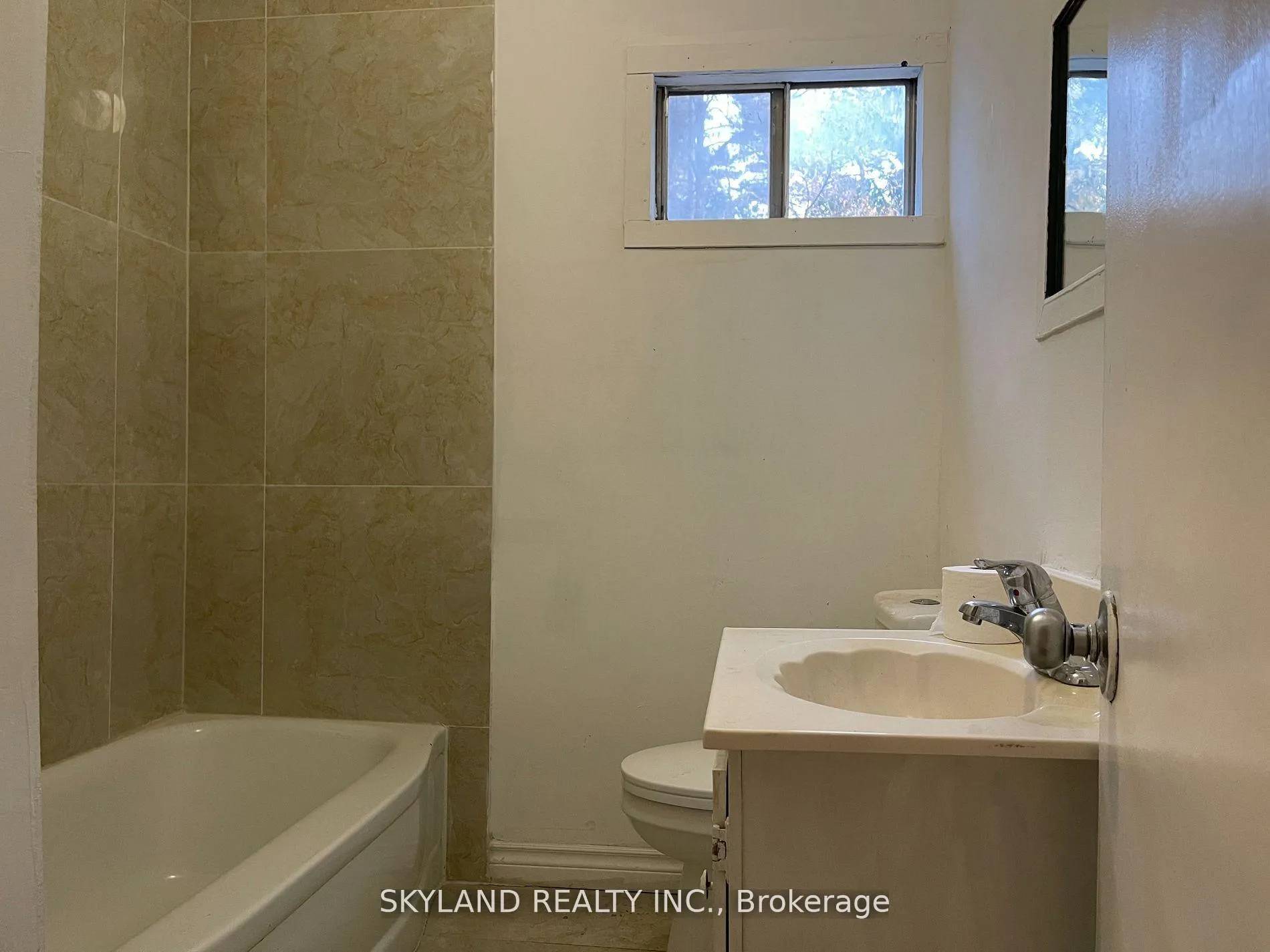 Photo 9 of Unit Unit A, 14170 Yonge Street, Aurora, Aurora Estates — HOMEH
