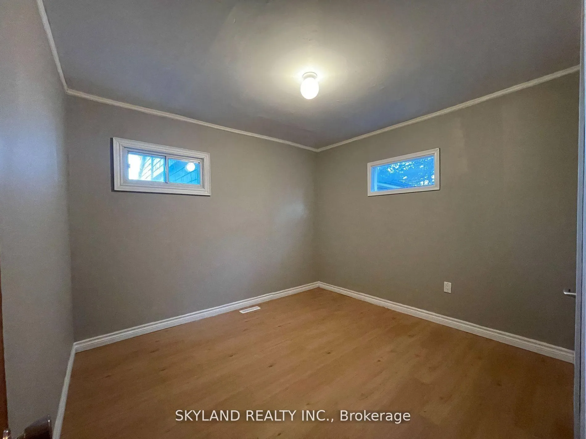 Photo 11 of Unit Unit A, 14170 Yonge Street, Aurora, Aurora Estates — HOMEH