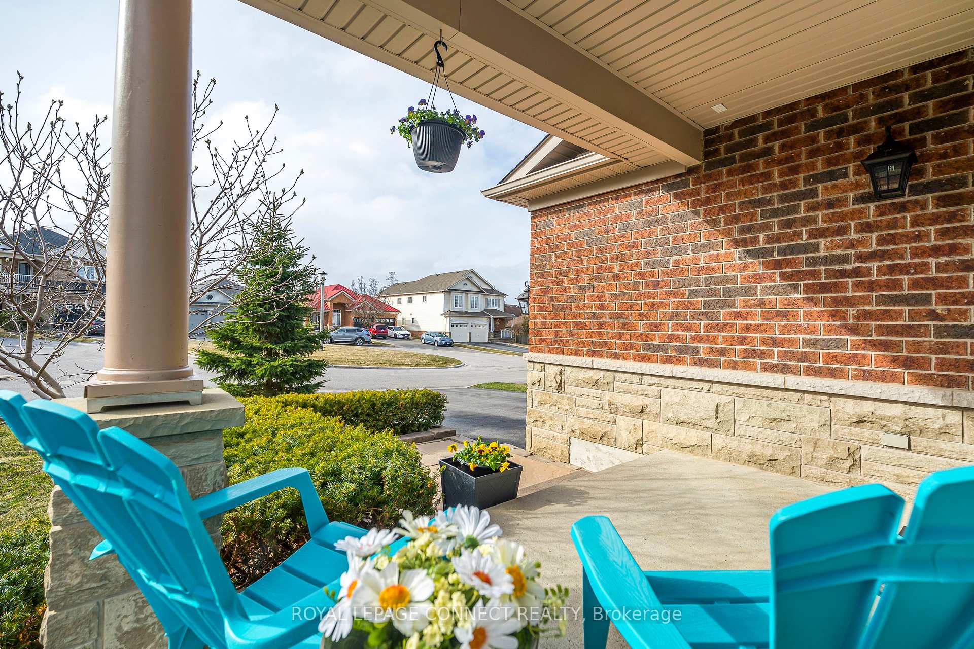 Photo 2 of 1796 Whitestone Court, Oshawa, Samac — HOMEH