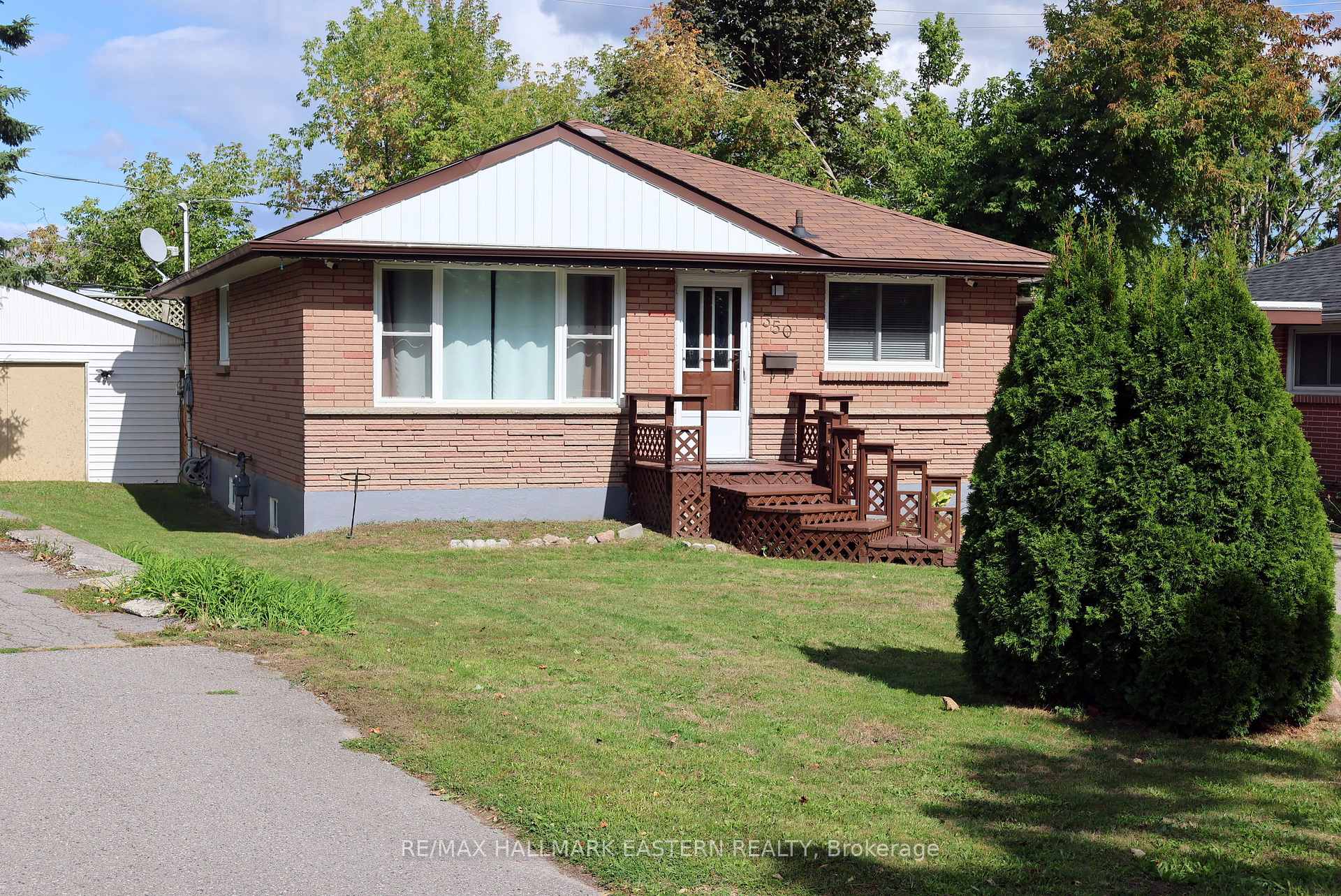 Photo 2 of 350 Dominion Crescent, Peterborough, Northcrest Ward 5 — HOMEH