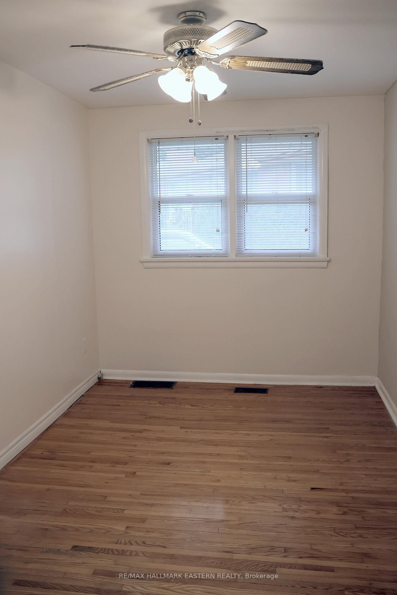 Photo 16 of 350 Dominion Crescent, Peterborough, Northcrest Ward 5 — HOMEH