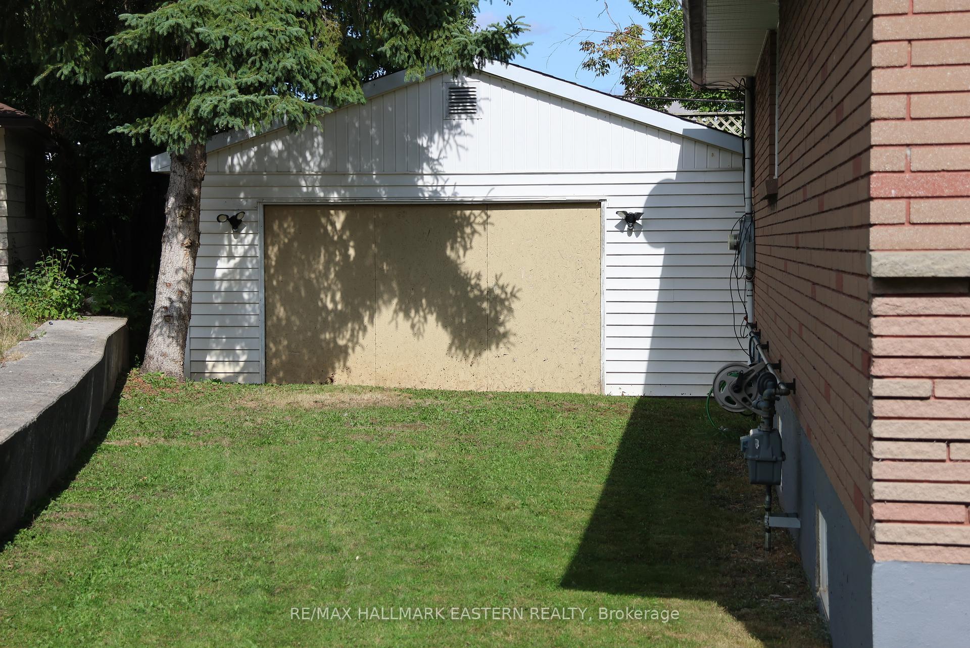 Photo 31 of 350 Dominion Crescent, Peterborough, Northcrest Ward 5 — HOMEH