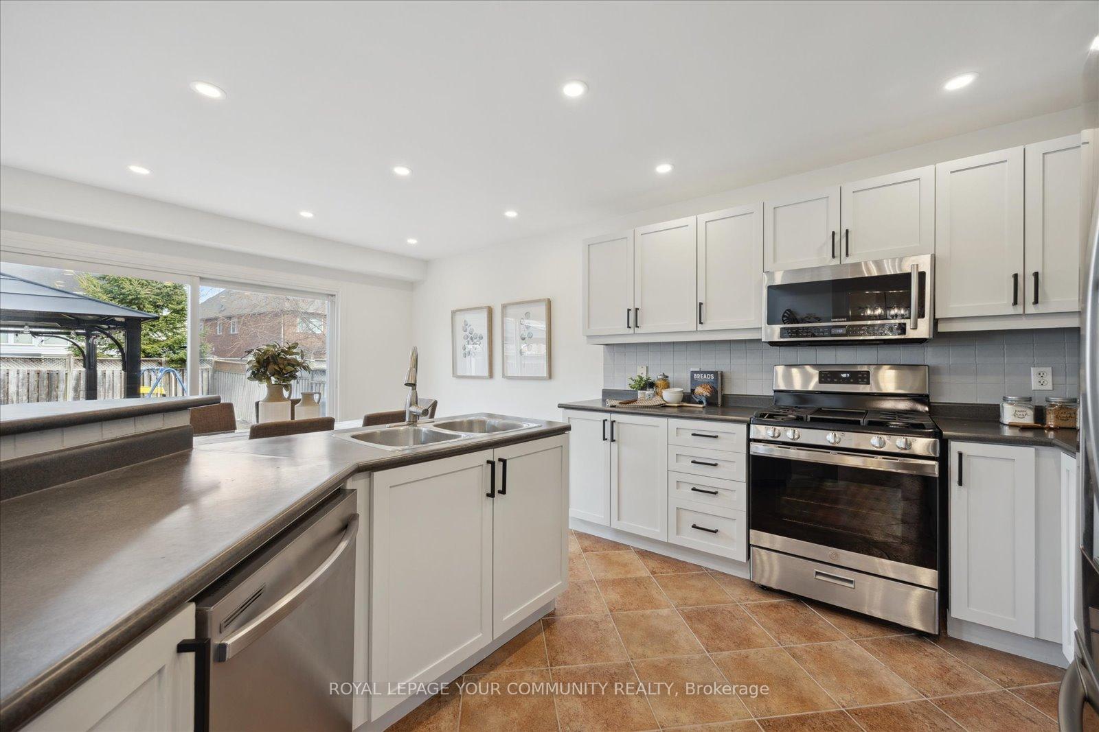 Photo 15 of 3183 Country Lane, Whitby, Williamsburg — HOMEH