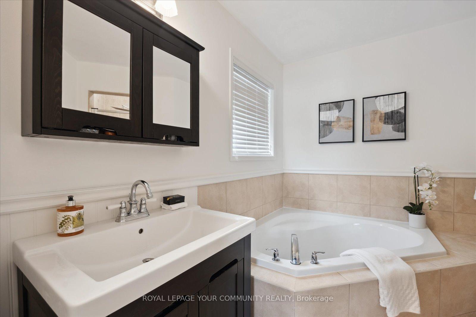 Photo 32 of 3183 Country Lane, Whitby, Williamsburg — HOMEH