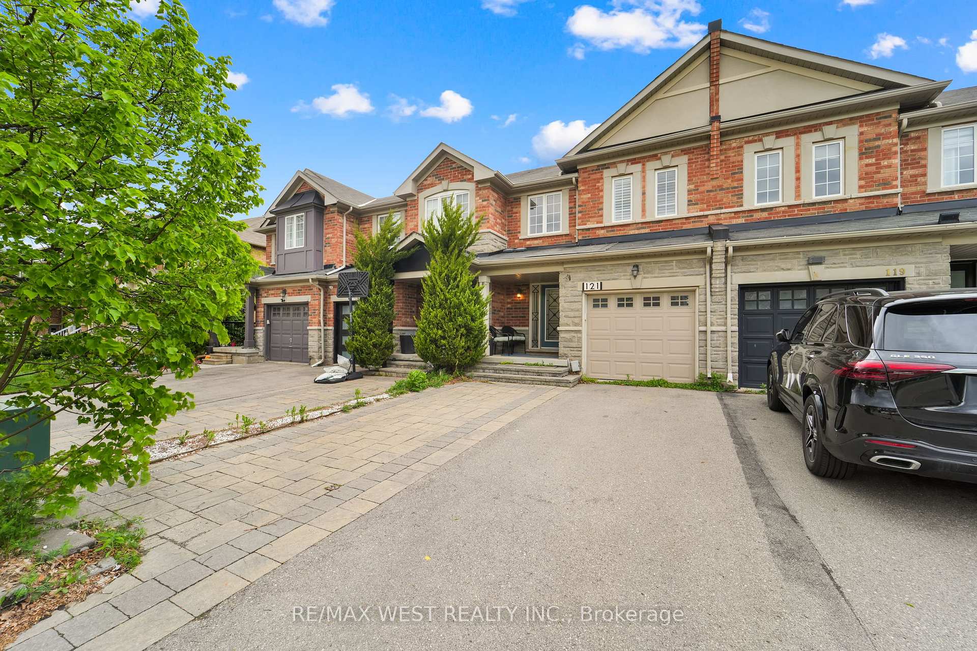 Photo 2 of 121 Carrier Crescent, Vaughan, Patterson — HOMEH