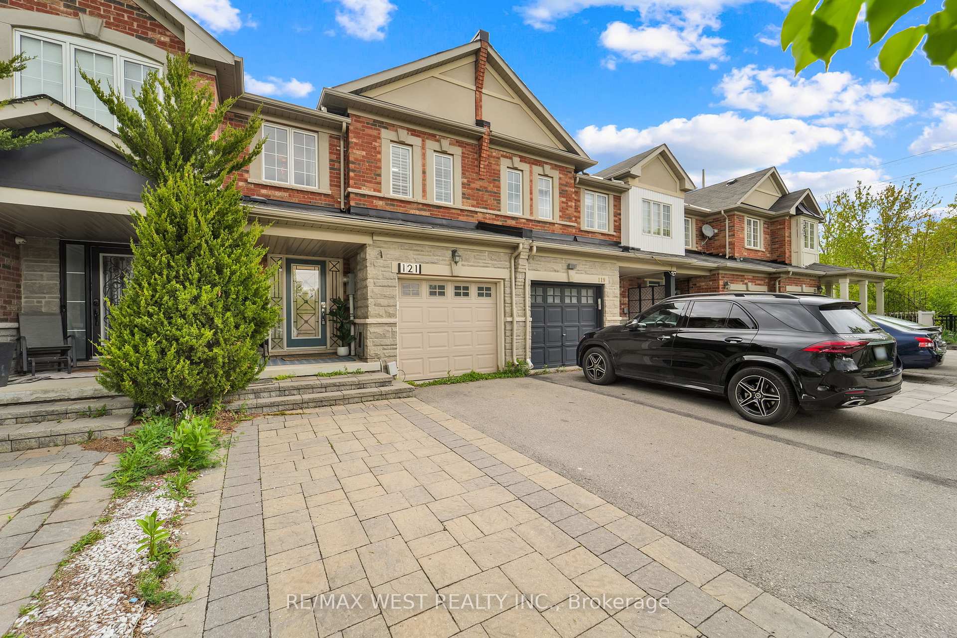 Photo 3 of 121 Carrier Crescent, Vaughan, Patterson — HOMEH