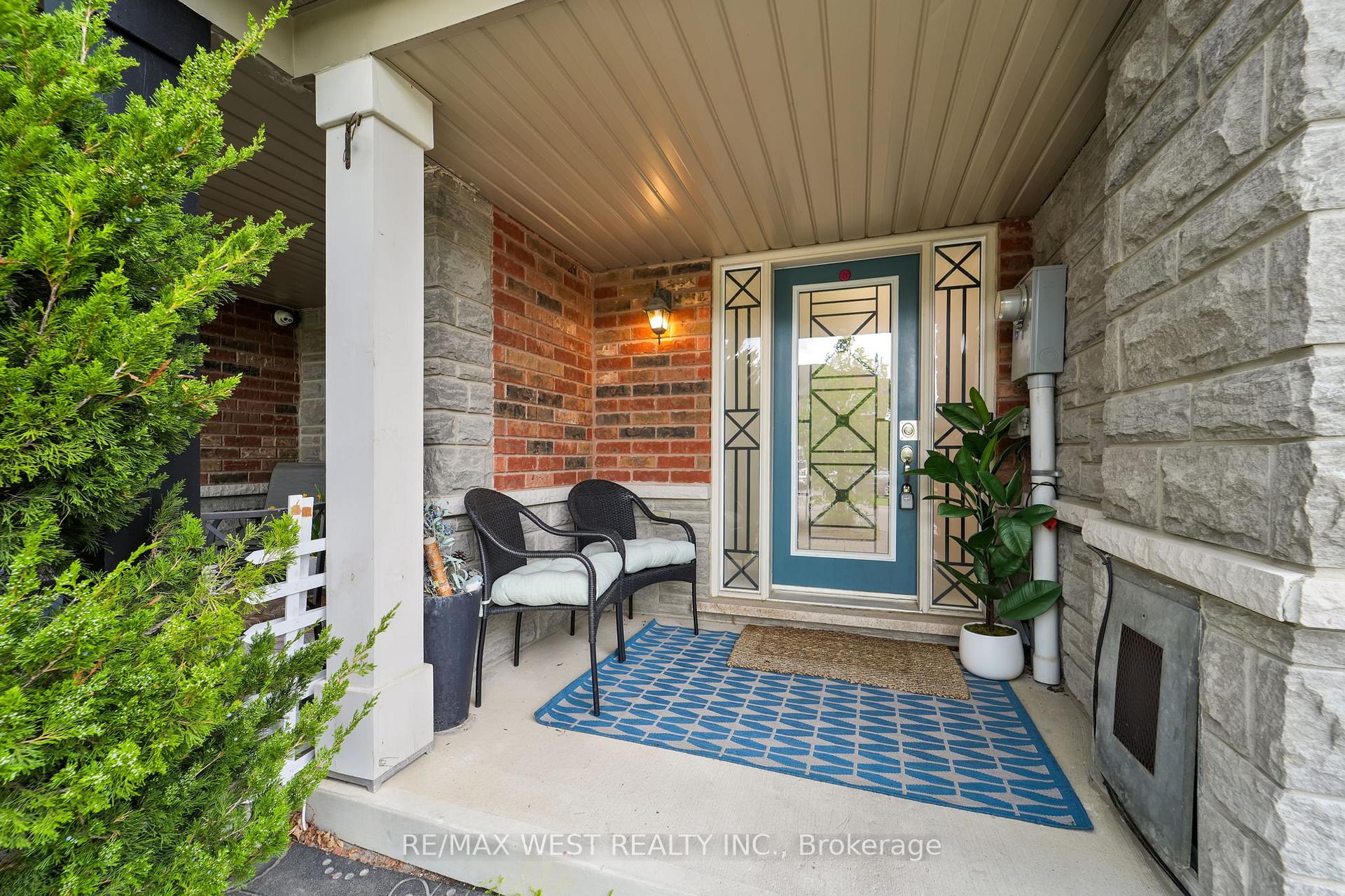 Photo 4 of 121 Carrier Crescent, Vaughan, Patterson — HOMEH