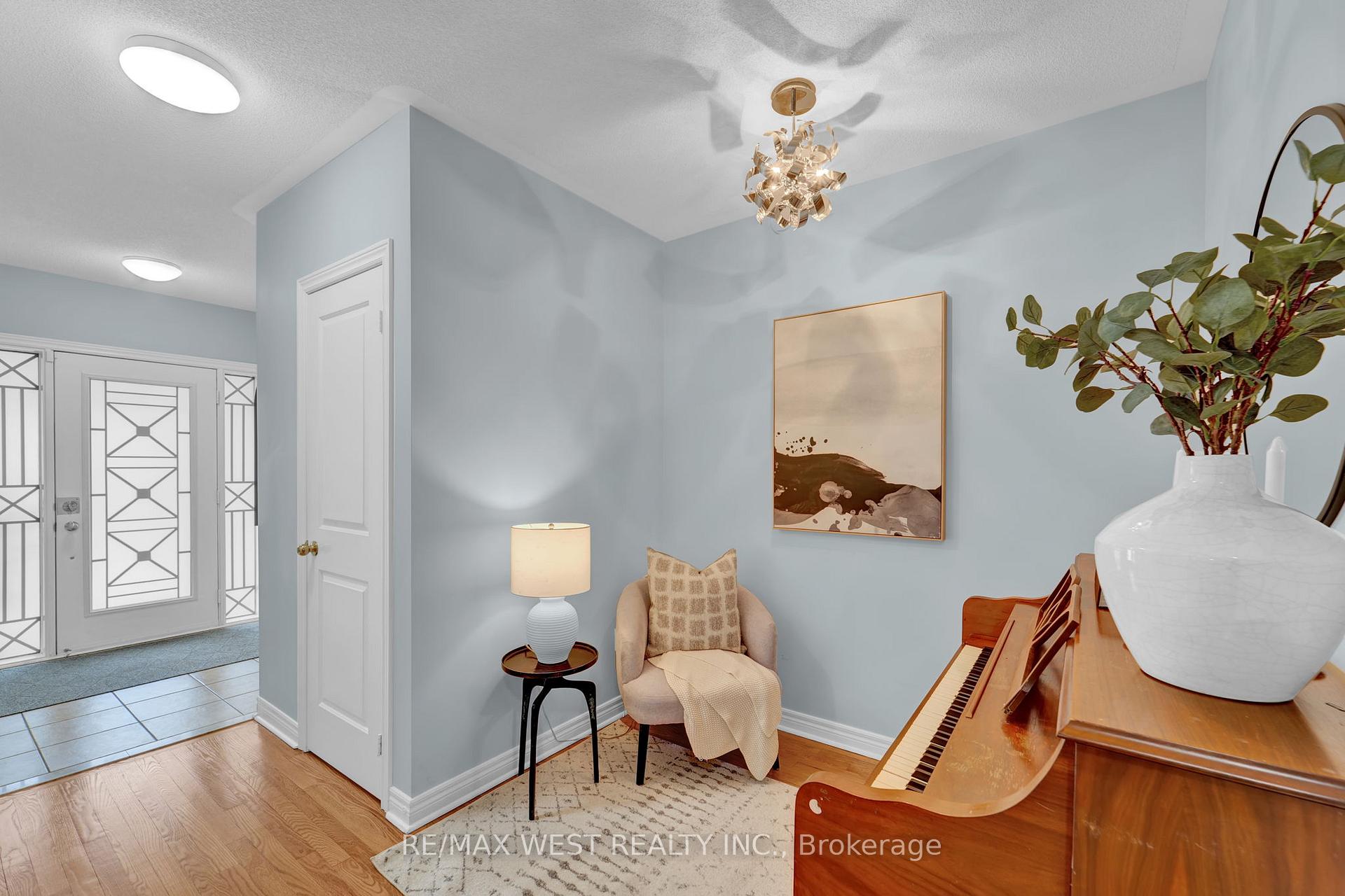 Photo 6 of 121 Carrier Crescent, Vaughan, Patterson — HOMEH