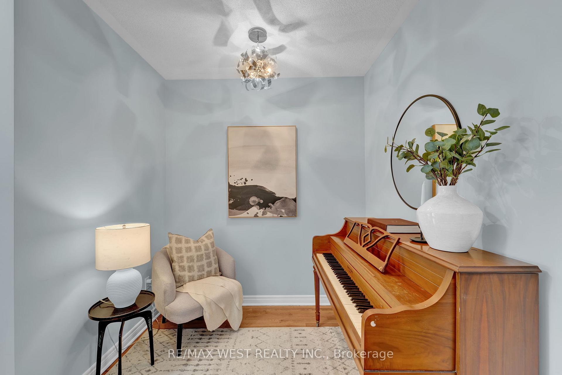 Photo 7 of 121 Carrier Crescent, Vaughan, Patterson — HOMEH