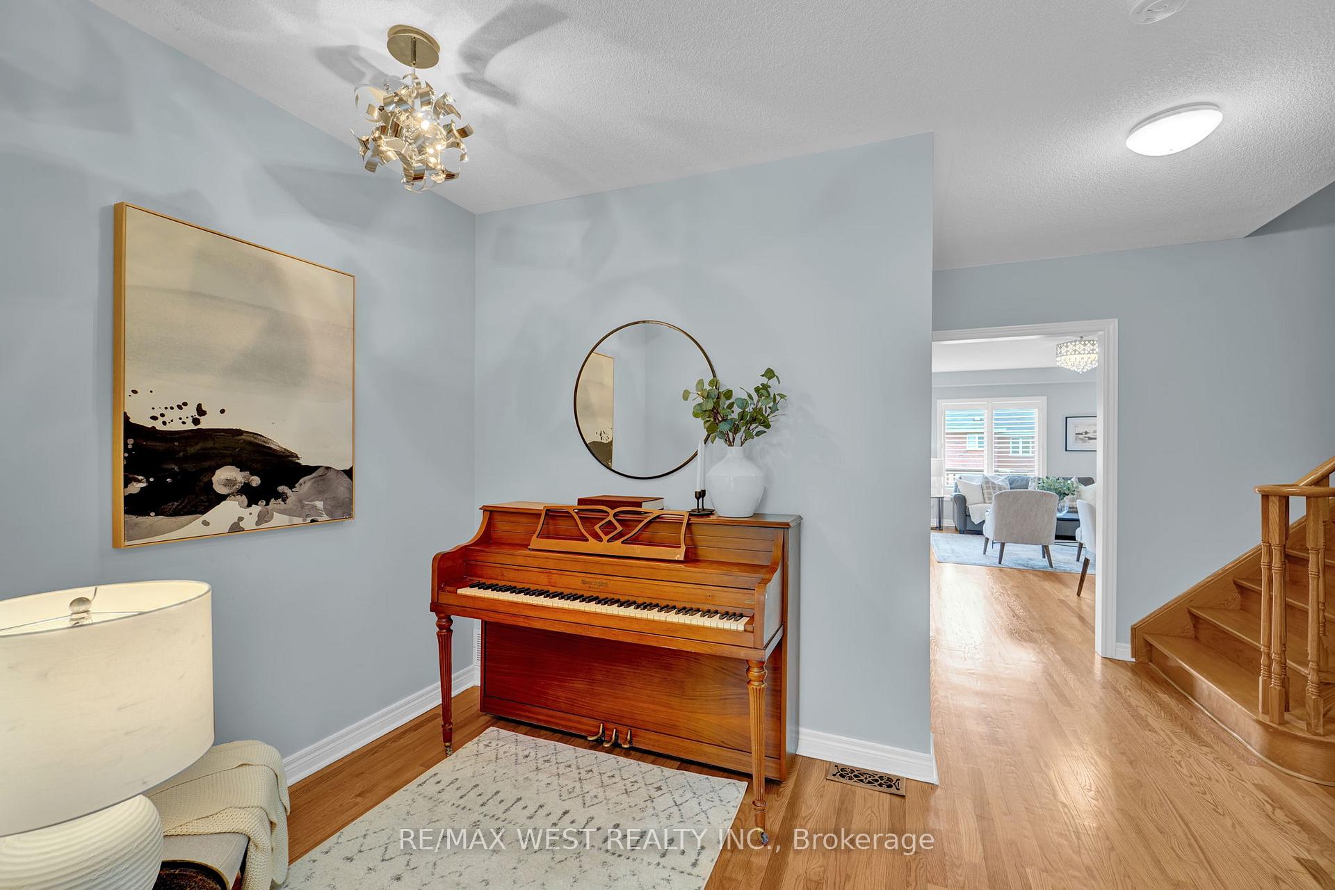 Photo 8 of 121 Carrier Crescent, Vaughan, Patterson — HOMEH
