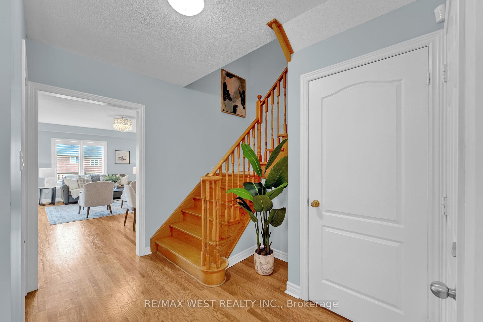 Photo 10 of 121 Carrier Crescent, Vaughan, Patterson — HOMEH