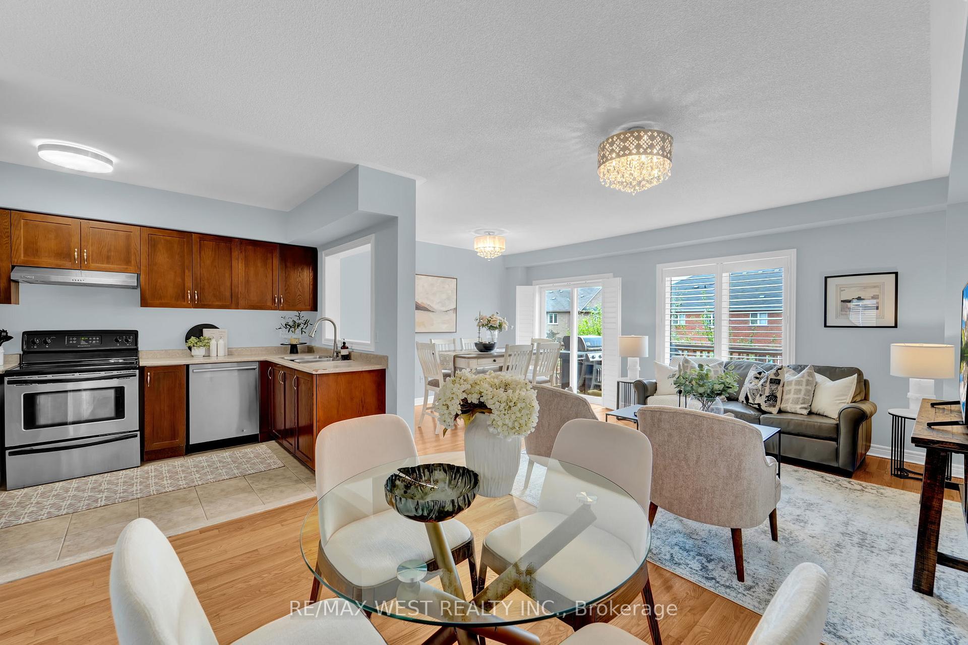 Photo 15 of 121 Carrier Crescent, Vaughan, Patterson — HOMEH