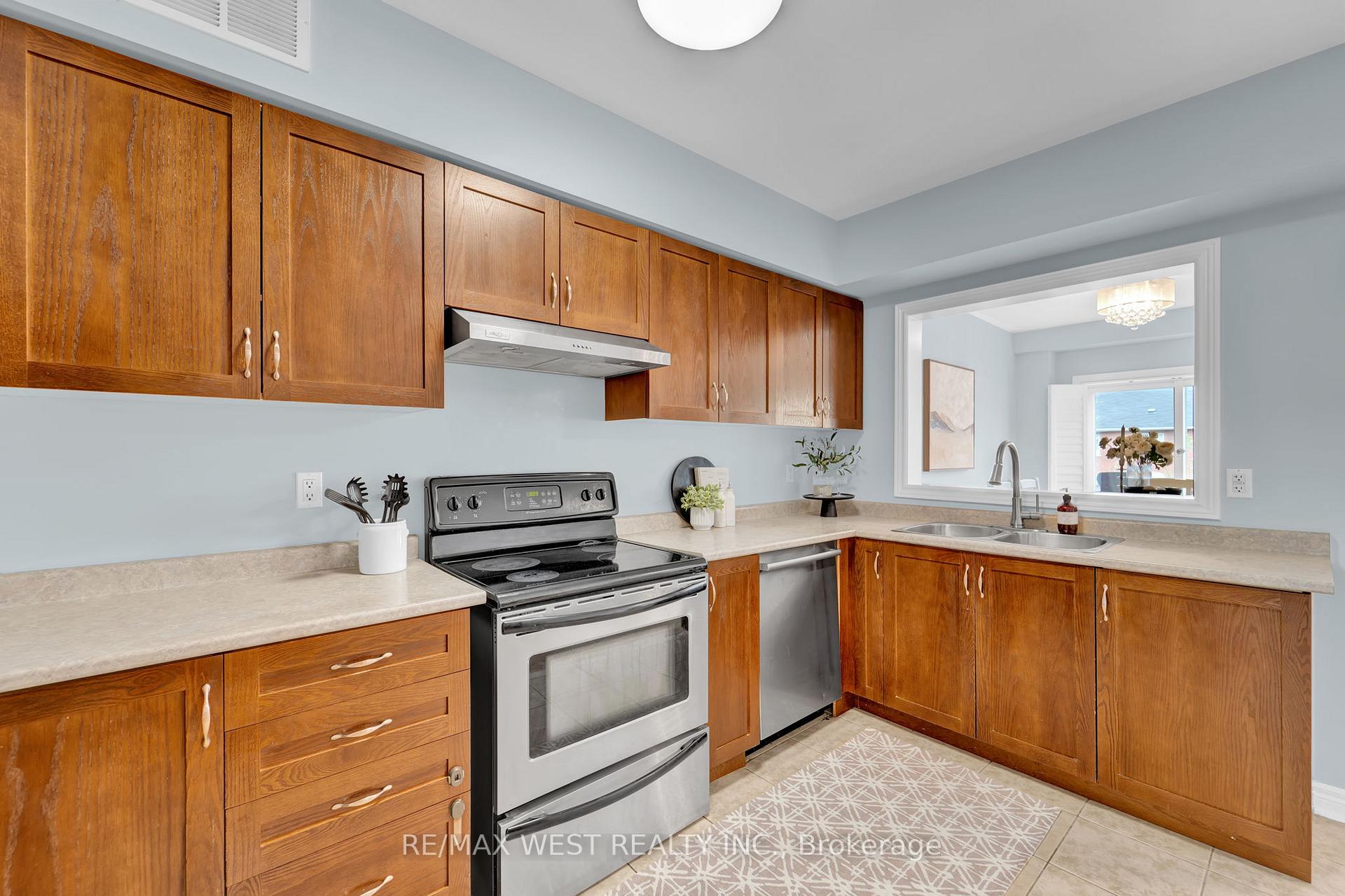 Photo 16 of 121 Carrier Crescent, Vaughan, Patterson — HOMEH