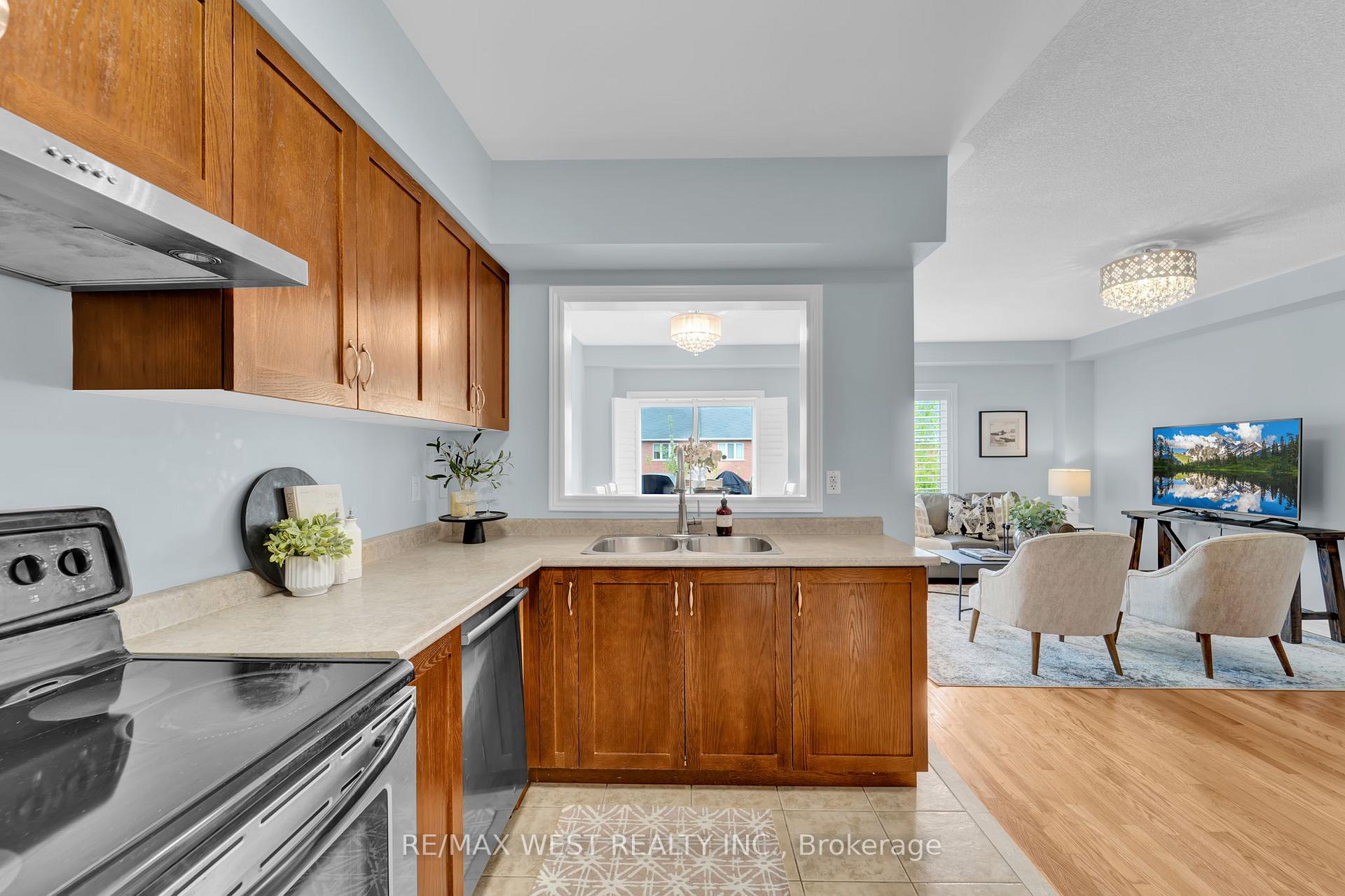 Photo 17 of 121 Carrier Crescent, Vaughan, Patterson — HOMEH