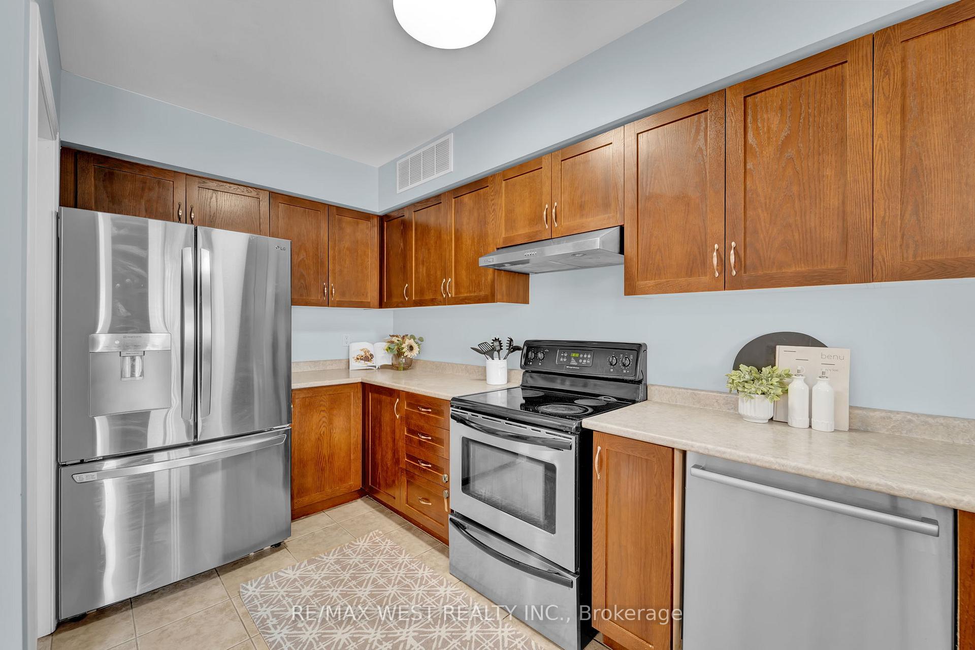 Photo 18 of 121 Carrier Crescent, Vaughan, Patterson — HOMEH