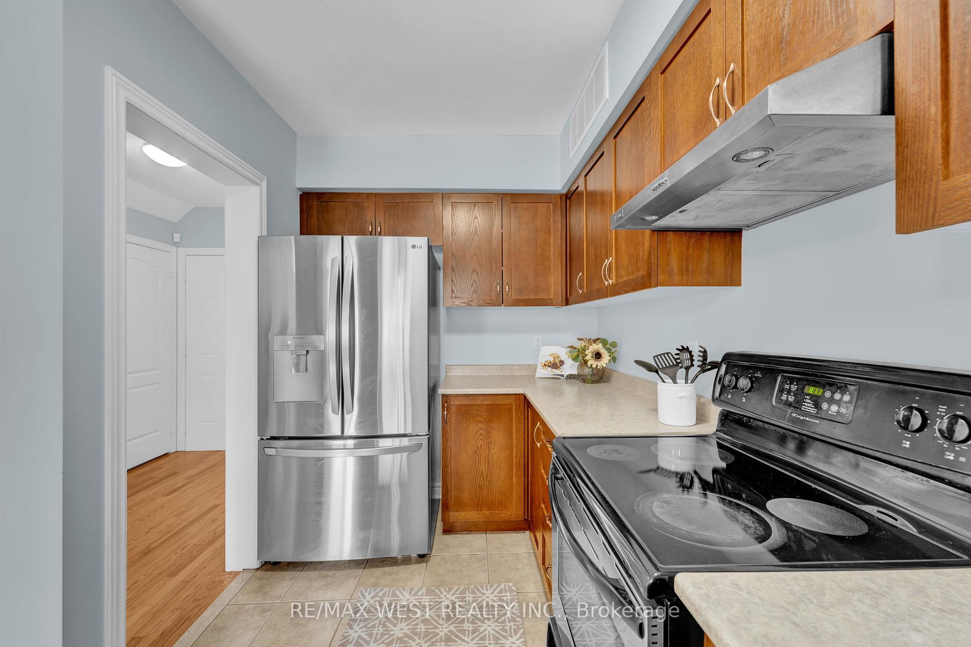 Photo 19 of 121 Carrier Crescent, Vaughan, Patterson — HOMEH