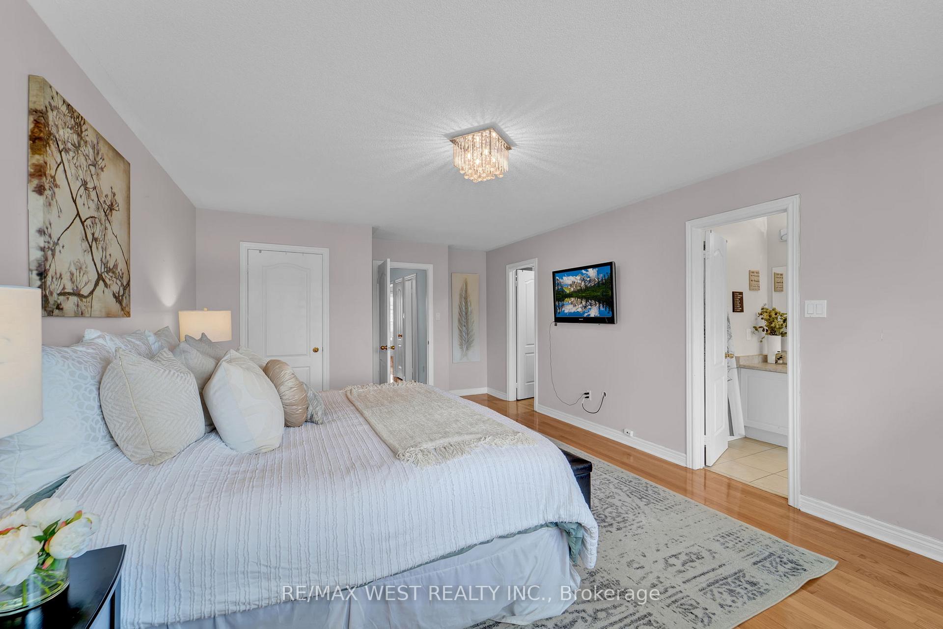 Photo 23 of 121 Carrier Crescent, Vaughan, Patterson — HOMEH