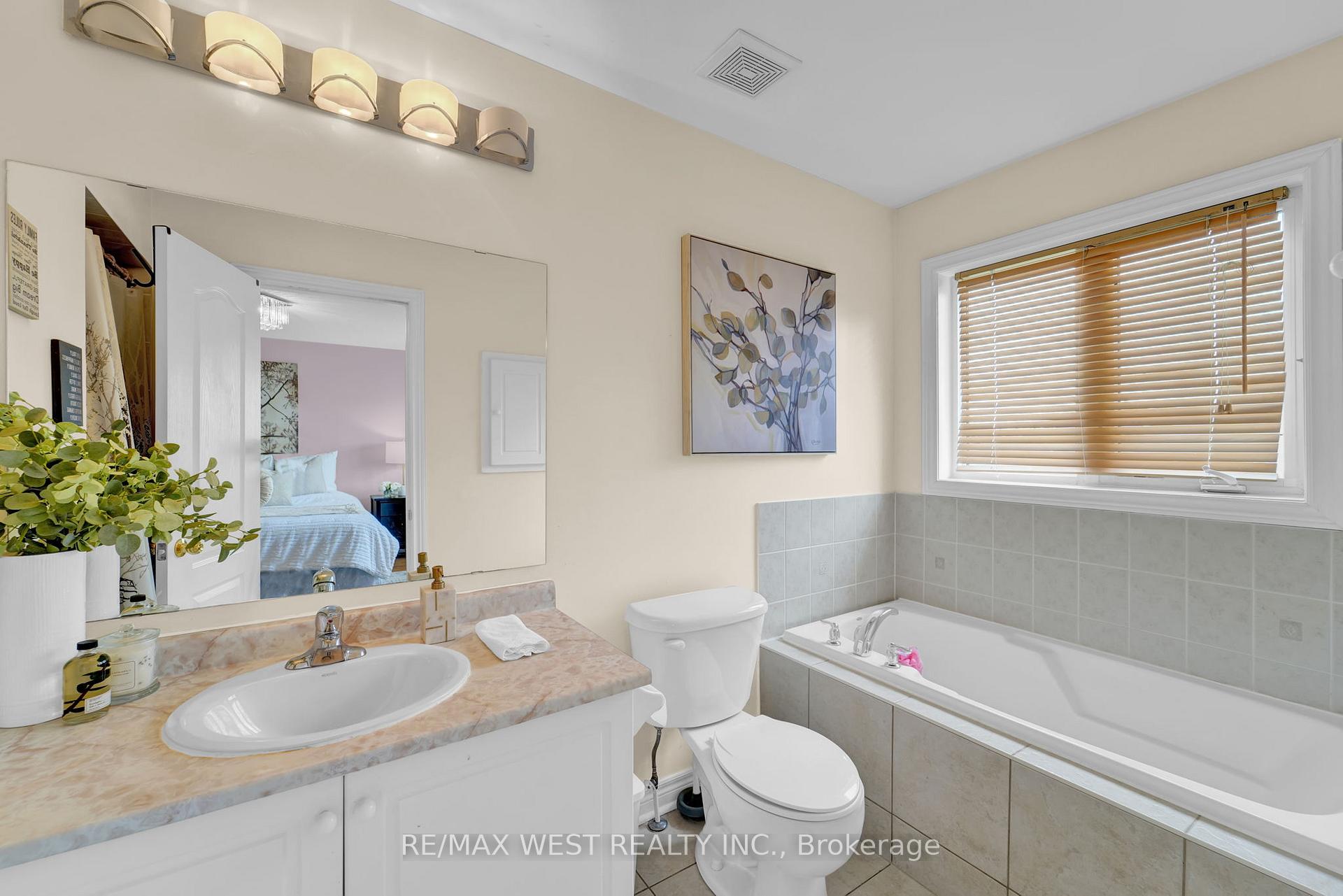 Photo 24 of 121 Carrier Crescent, Vaughan, Patterson — HOMEH
