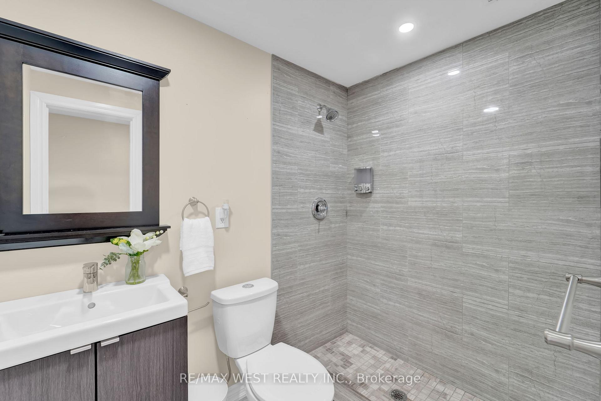 Photo 33 of 121 Carrier Crescent, Vaughan, Patterson — HOMEH