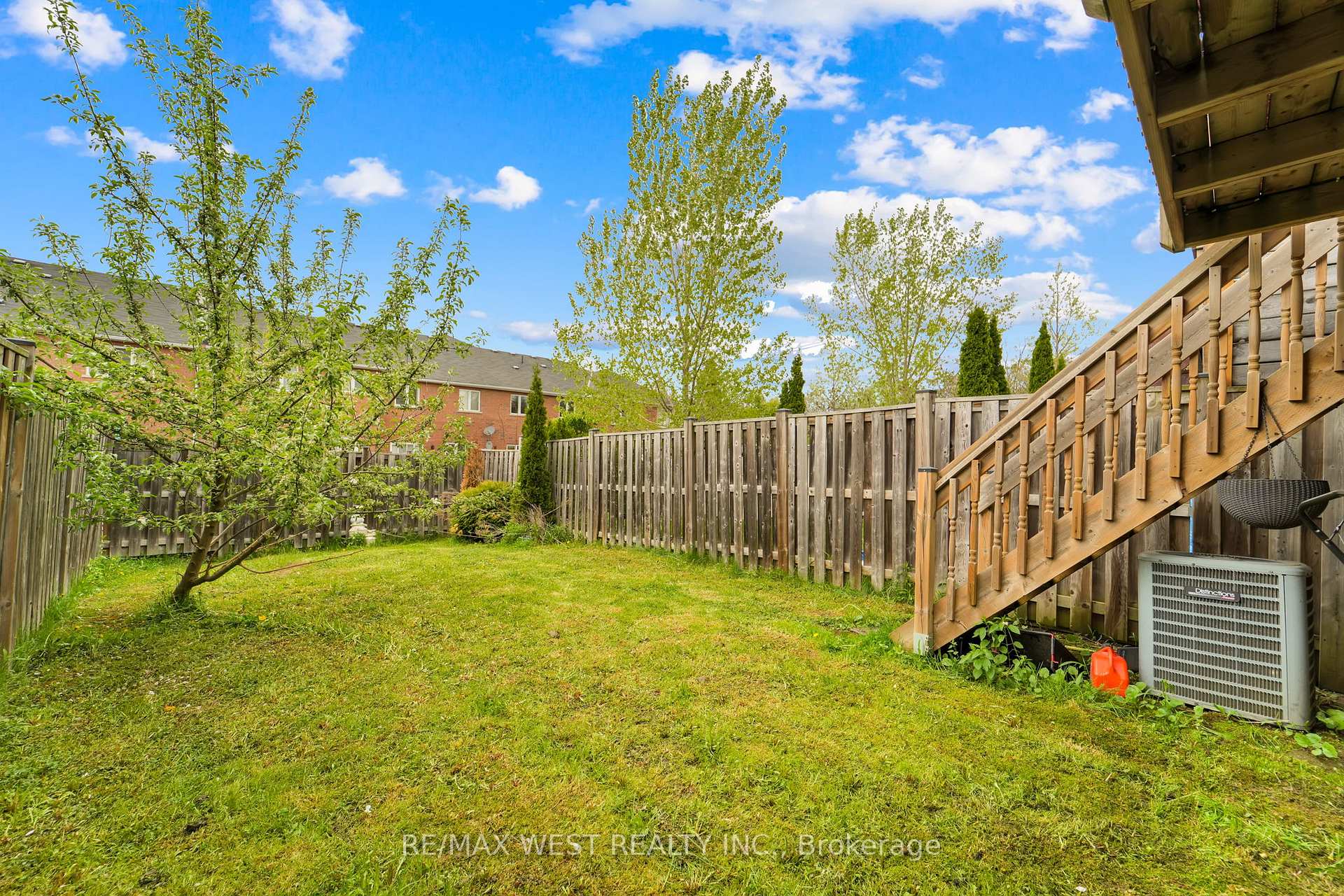 Photo 36 of 121 Carrier Crescent, Vaughan, Patterson — HOMEH