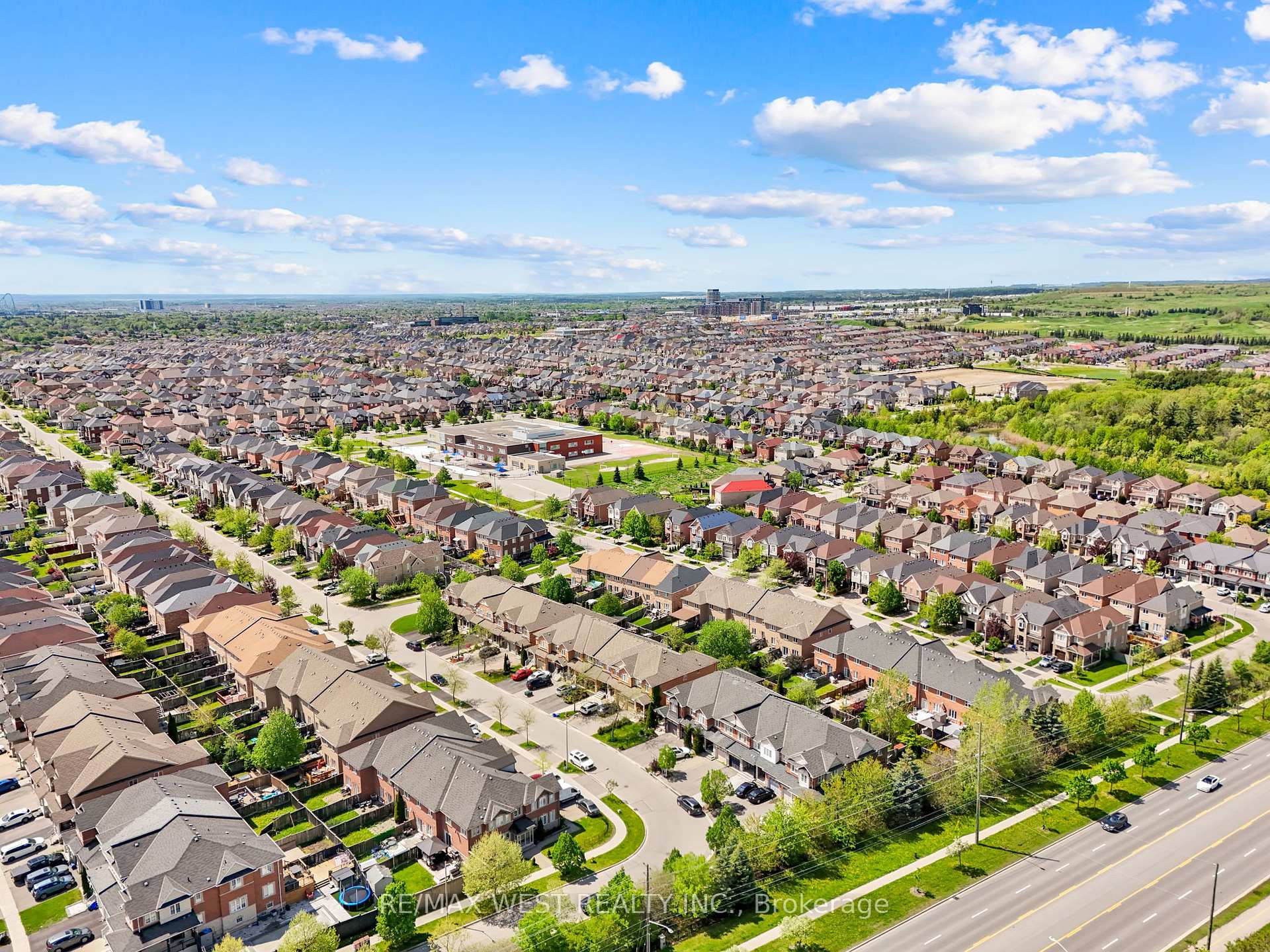 Photo 40 of 121 Carrier Crescent, Vaughan, Patterson — HOMEH