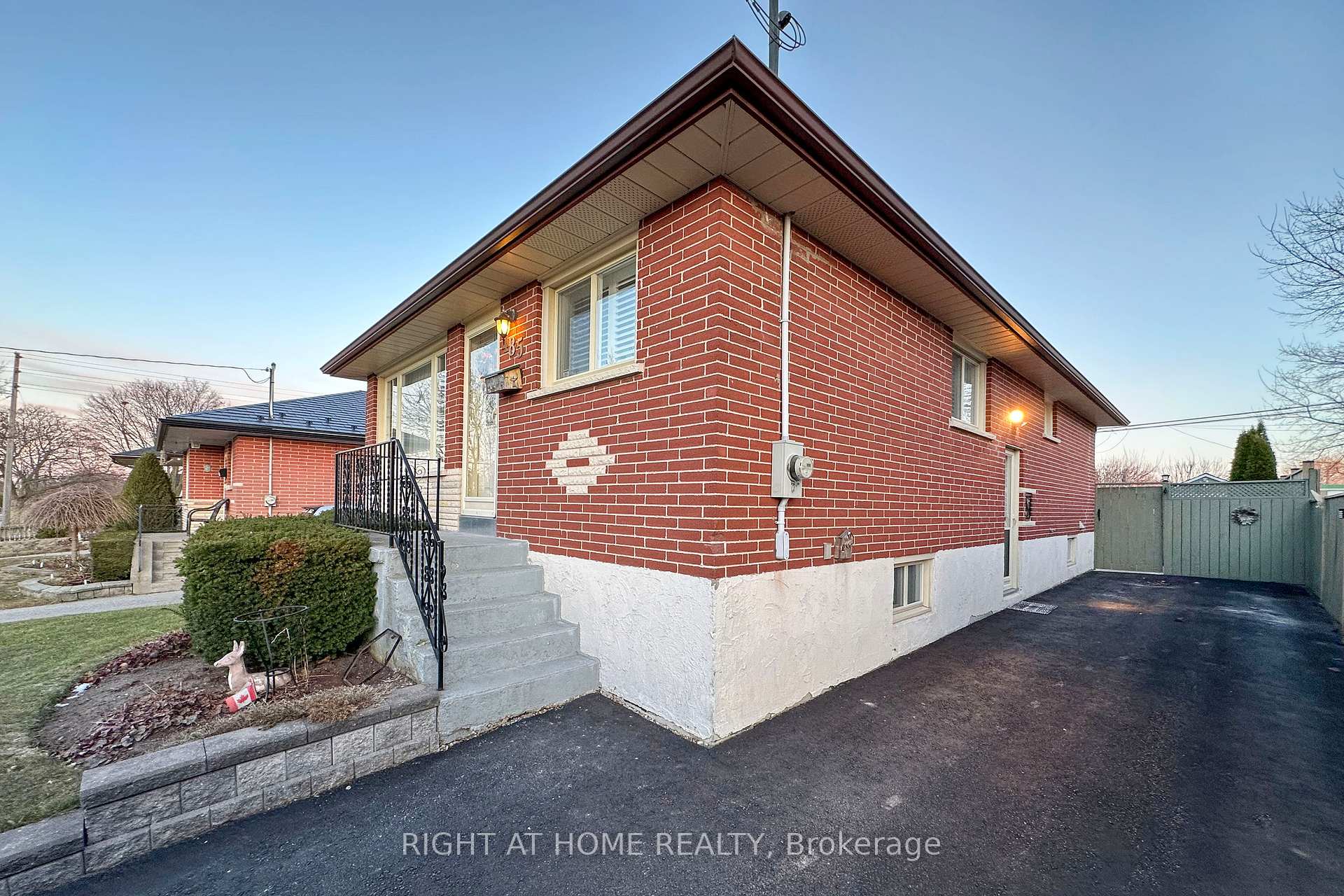 Photo 2 of 485 Fairleigh Avenue, Oshawa, McLaughlin — HOMEH