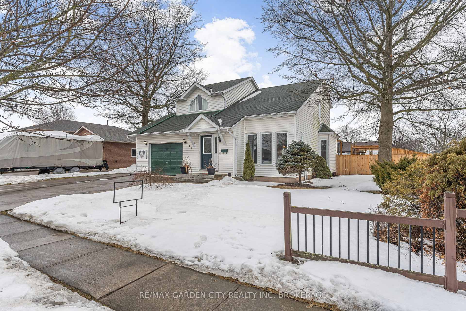 Photo 2 of 111 Green Pointe Drive, Welland, N. Welland — HOMEH