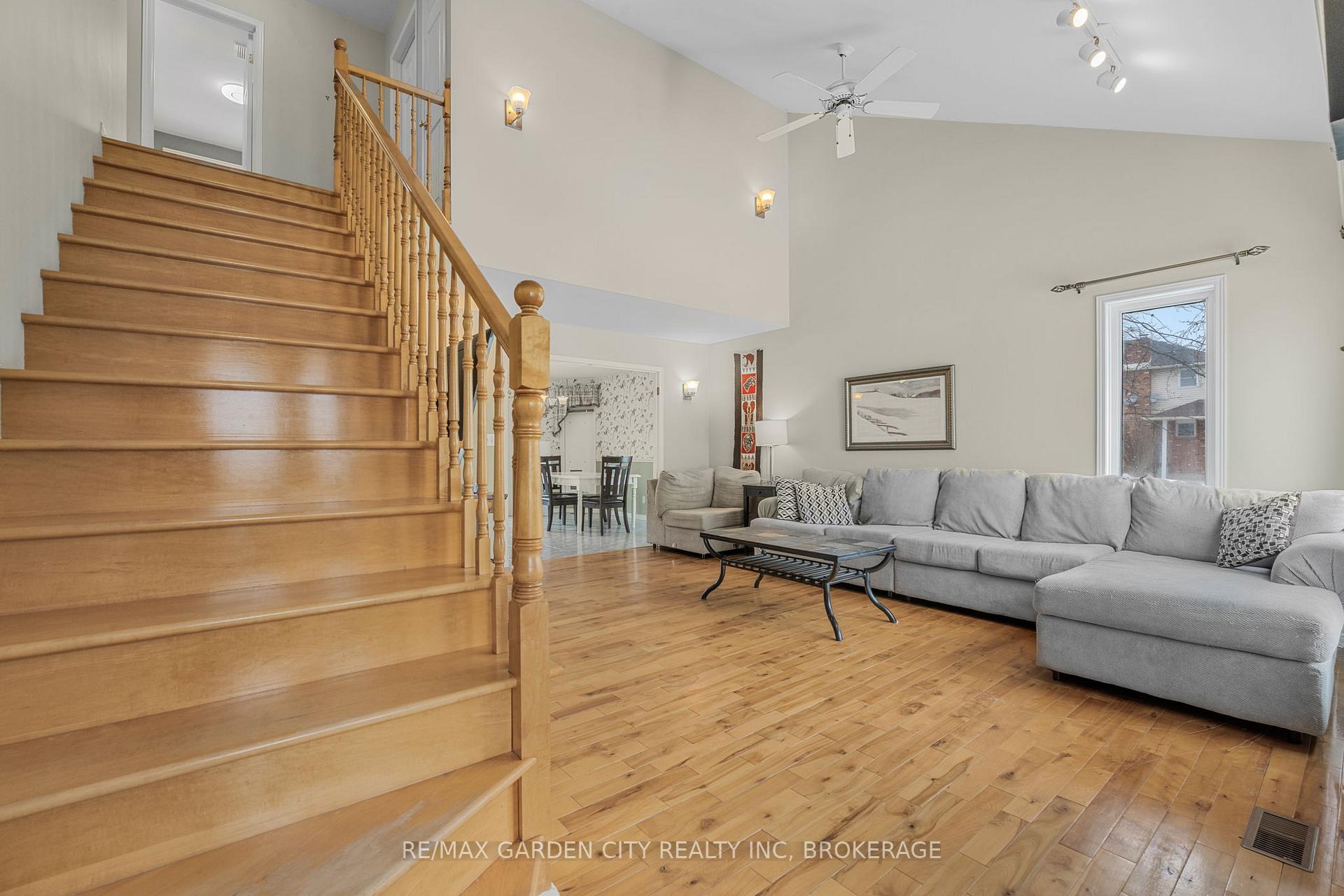 Photo 3 of 111 Green Pointe Drive, Welland, N. Welland — HOMEH