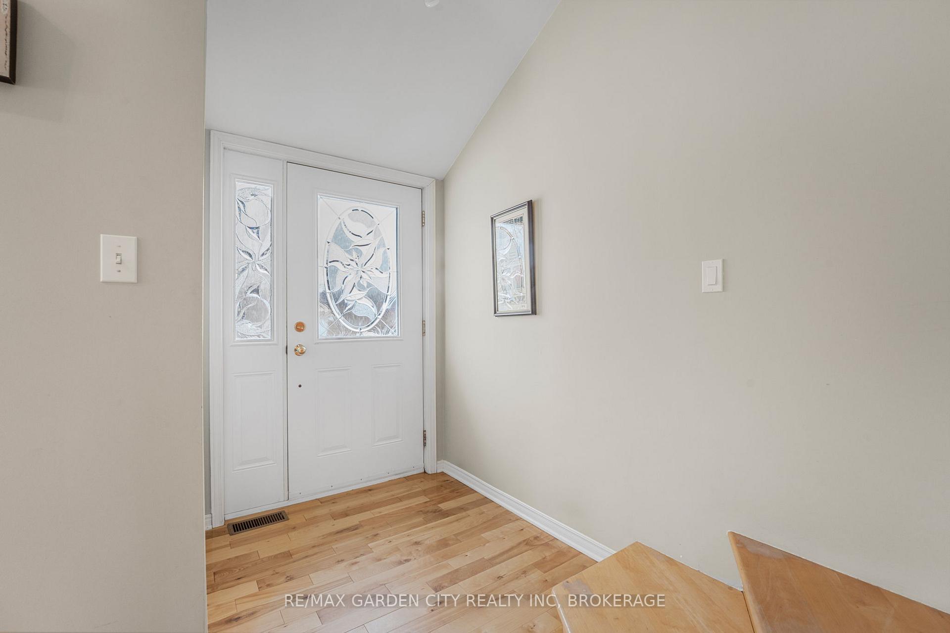 Photo 4 of 111 Green Pointe Drive, Welland, N. Welland — HOMEH