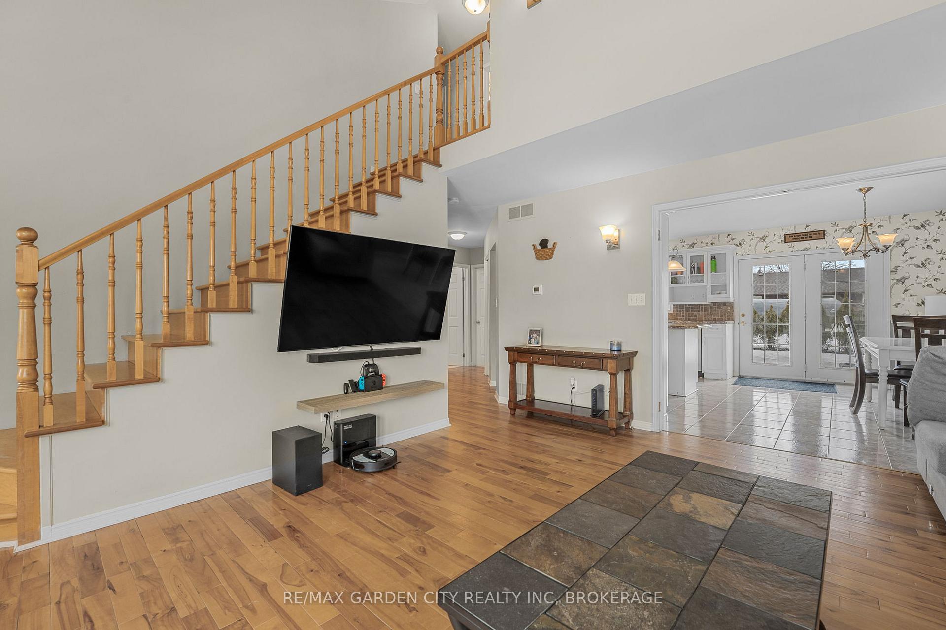 Photo 5 of 111 Green Pointe Drive, Welland, N. Welland — HOMEH