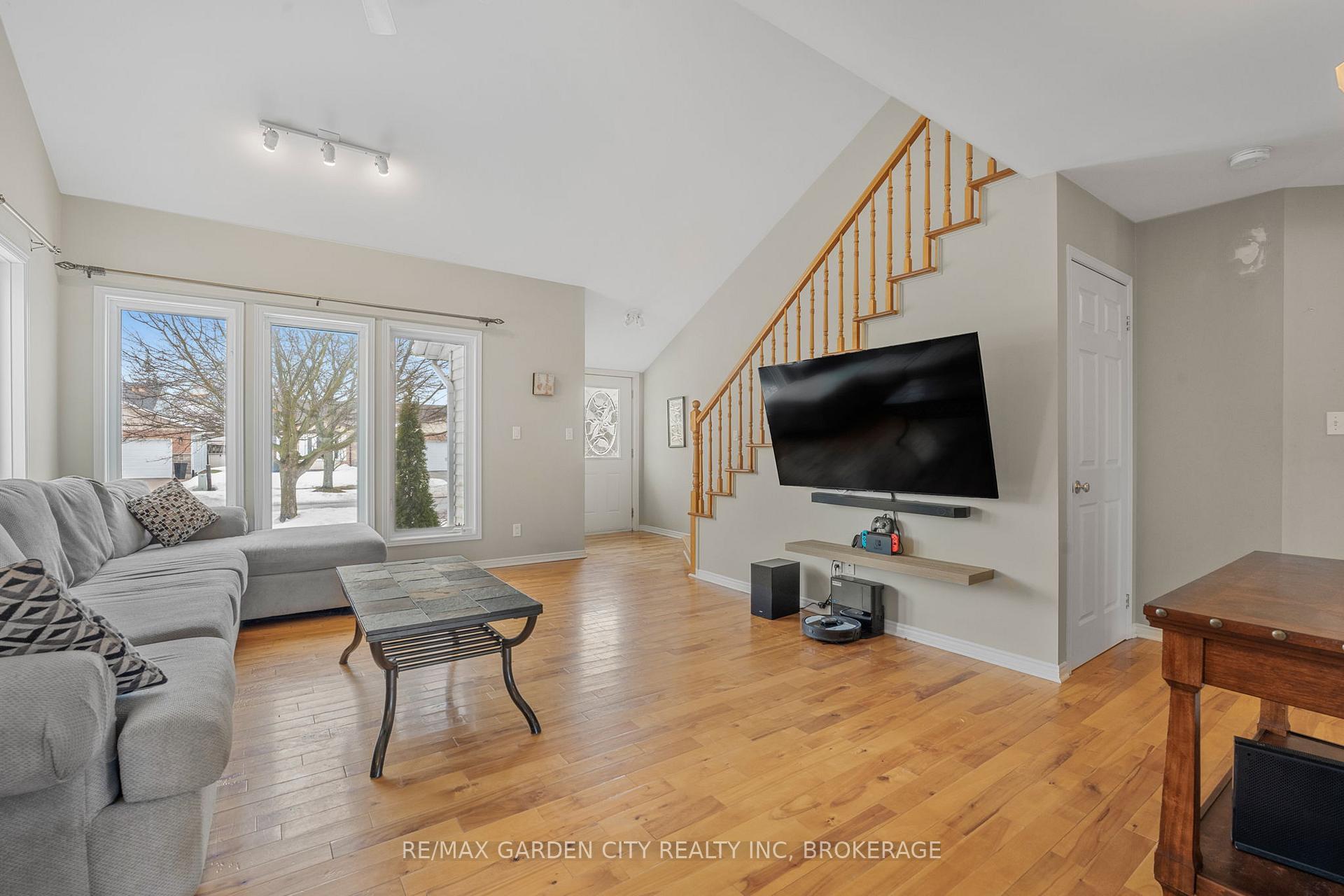 Photo 6 of 111 Green Pointe Drive, Welland, N. Welland — HOMEH